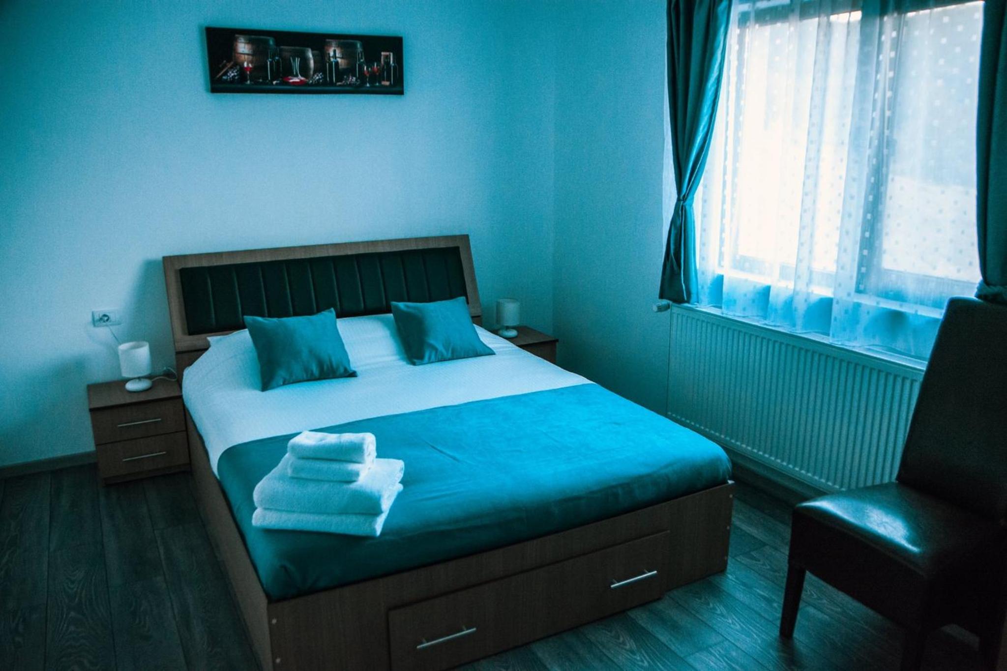 Double Room with Private Bathroom - Photo 2