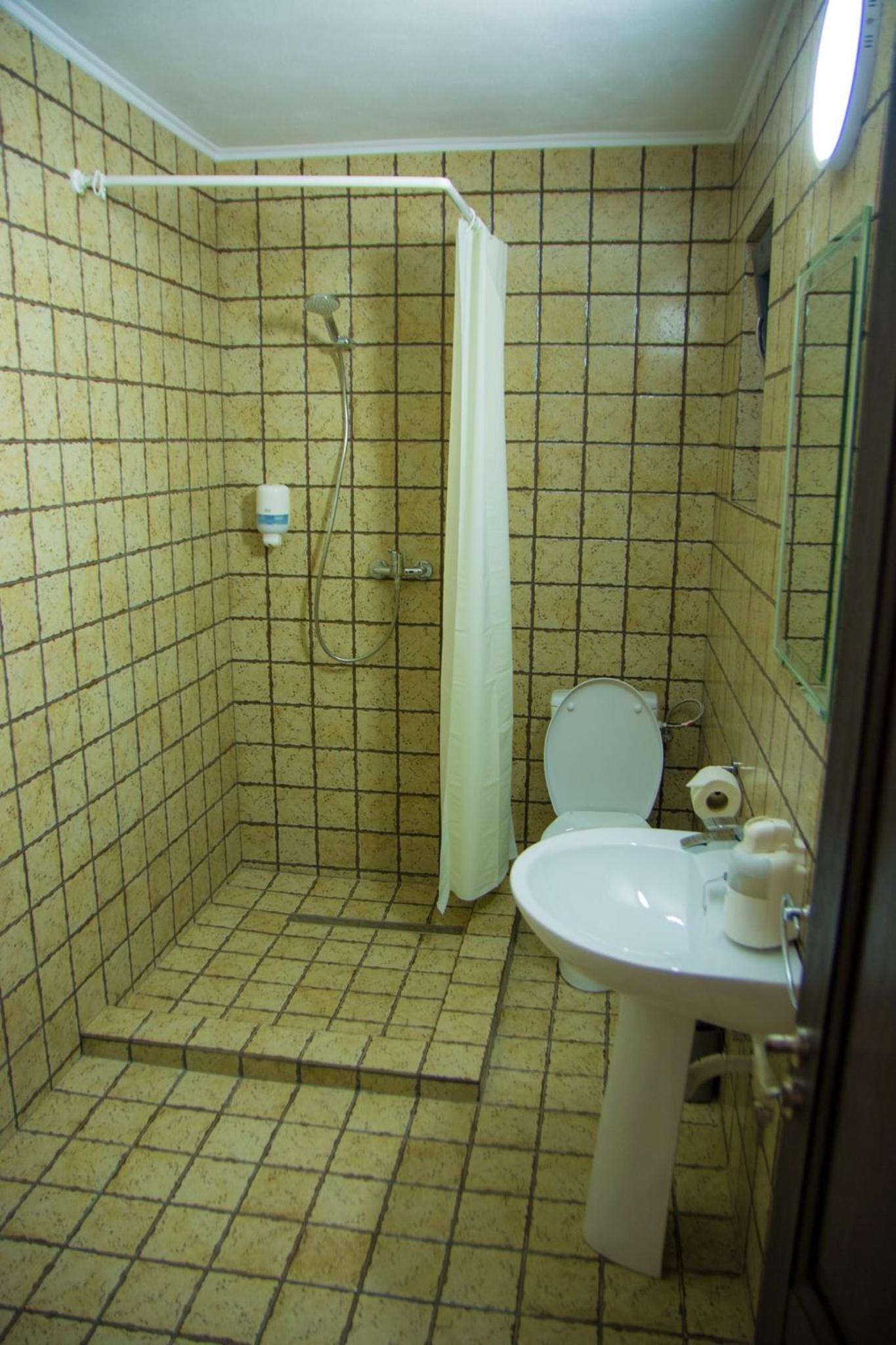King Room with Balcony - Photo 3