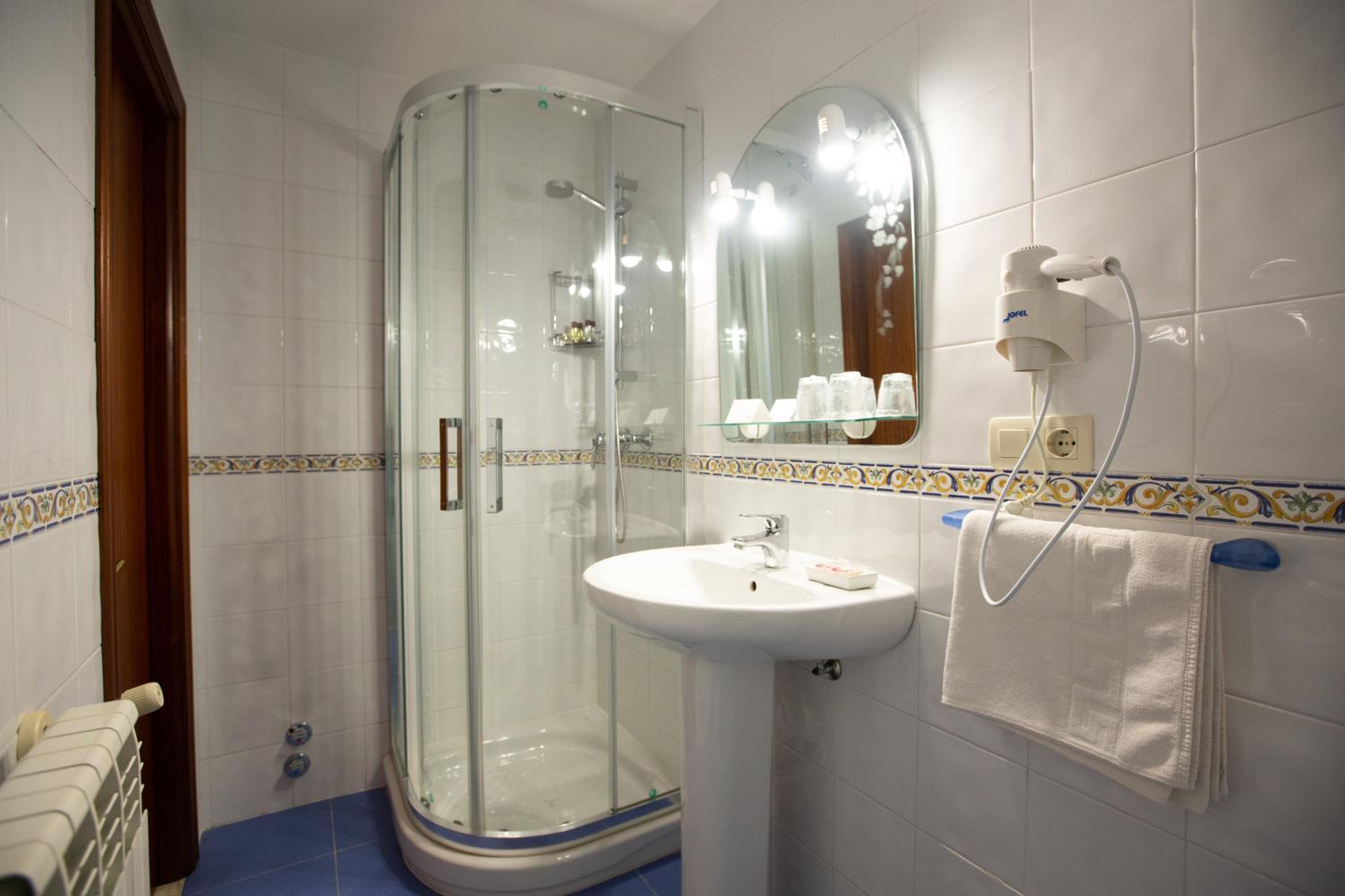 Double or Twin Room - Photo 43