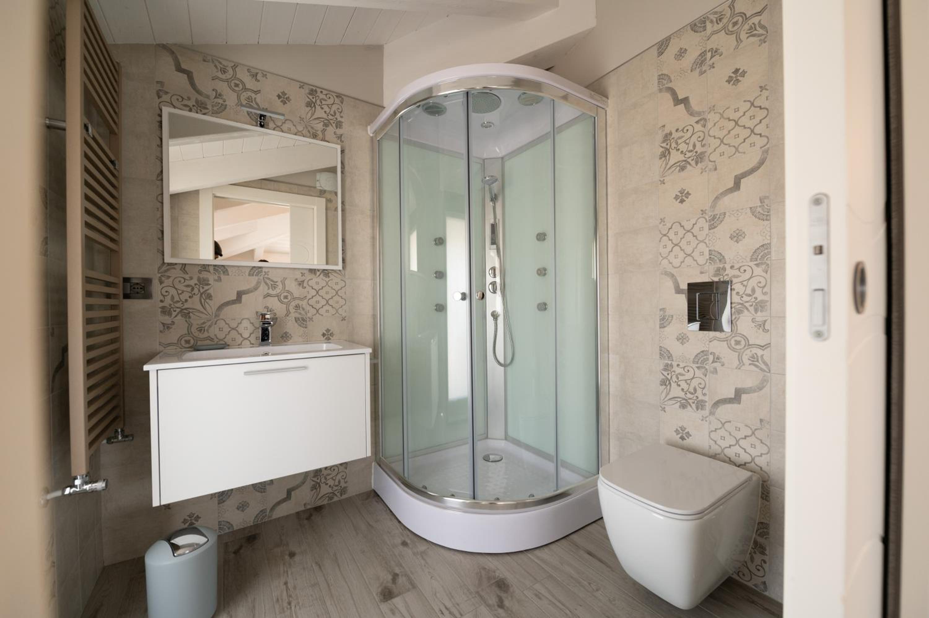 Deluxe Double Room with Shower - Photo 4