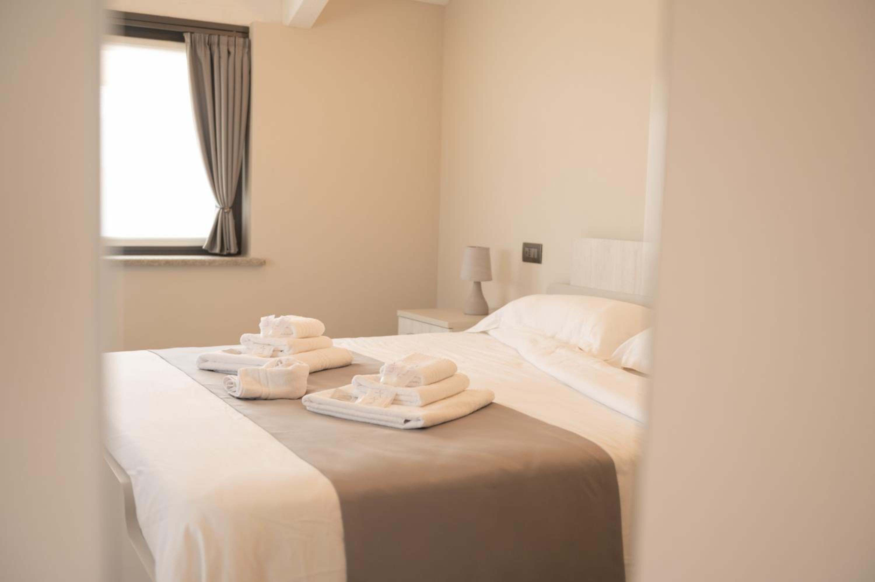 Deluxe Double Room with Shower - Photo 18