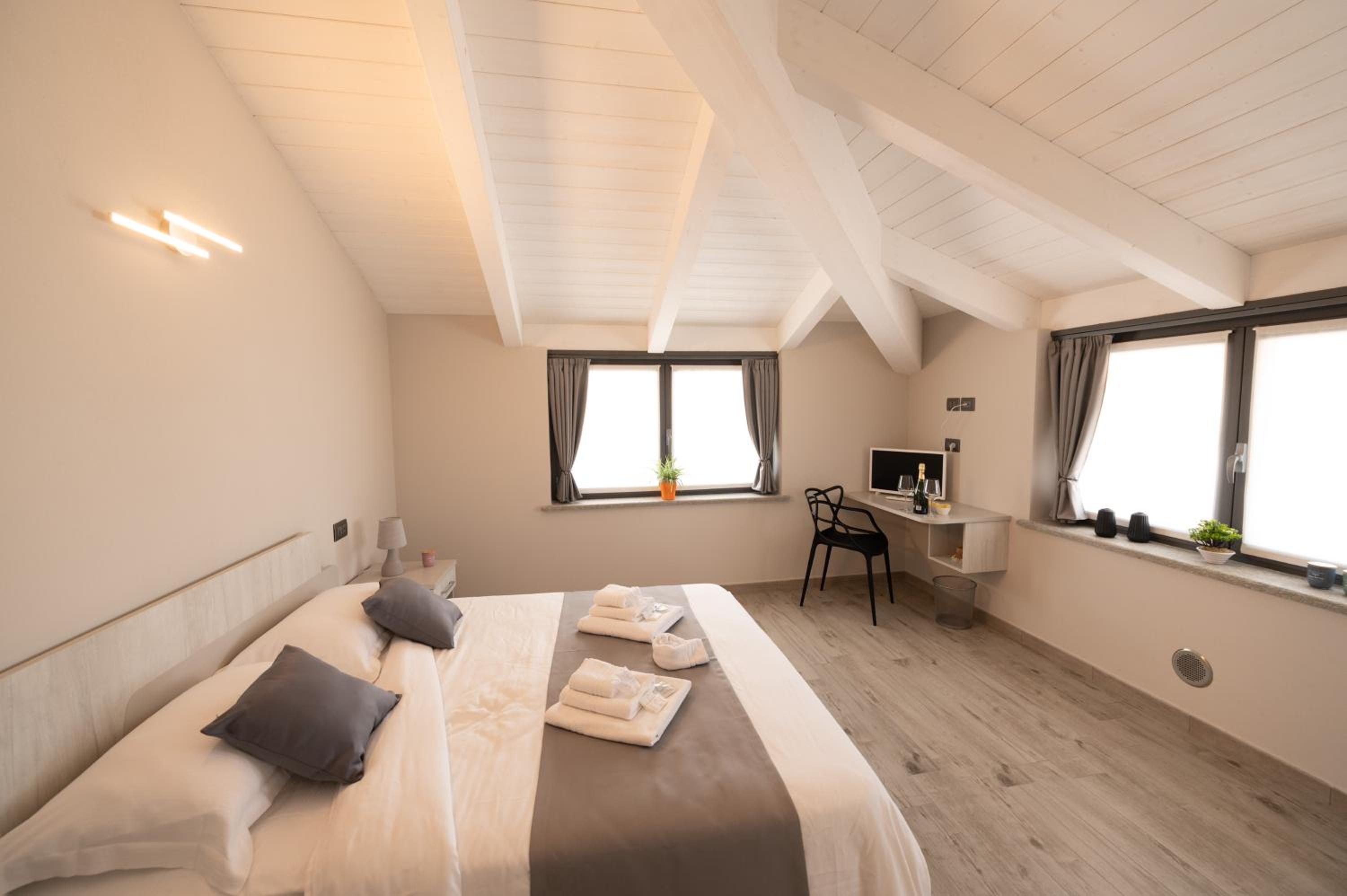 Deluxe Double Room with Shower - Photo 8