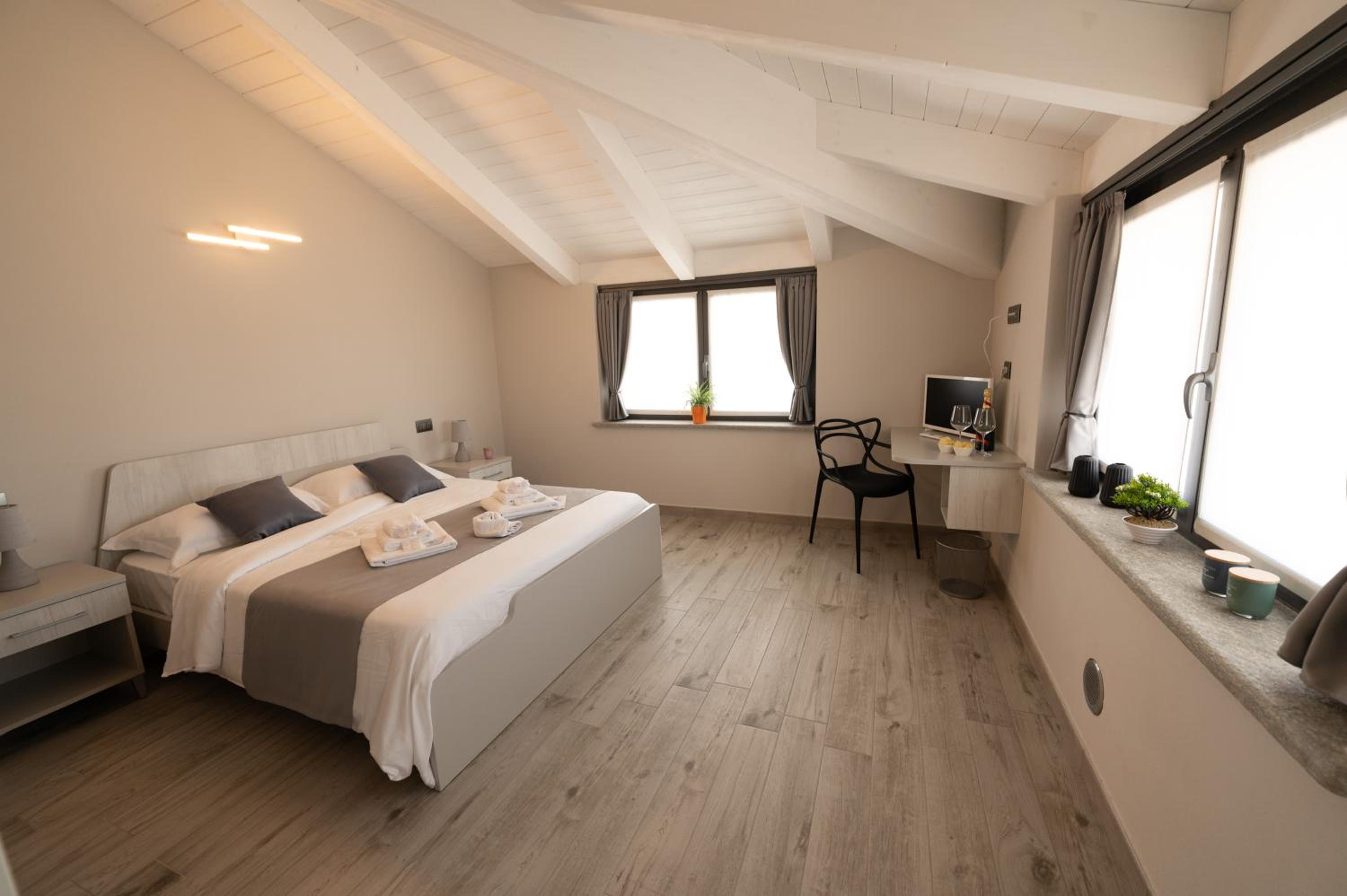Deluxe Double Room with Shower - Photo 20