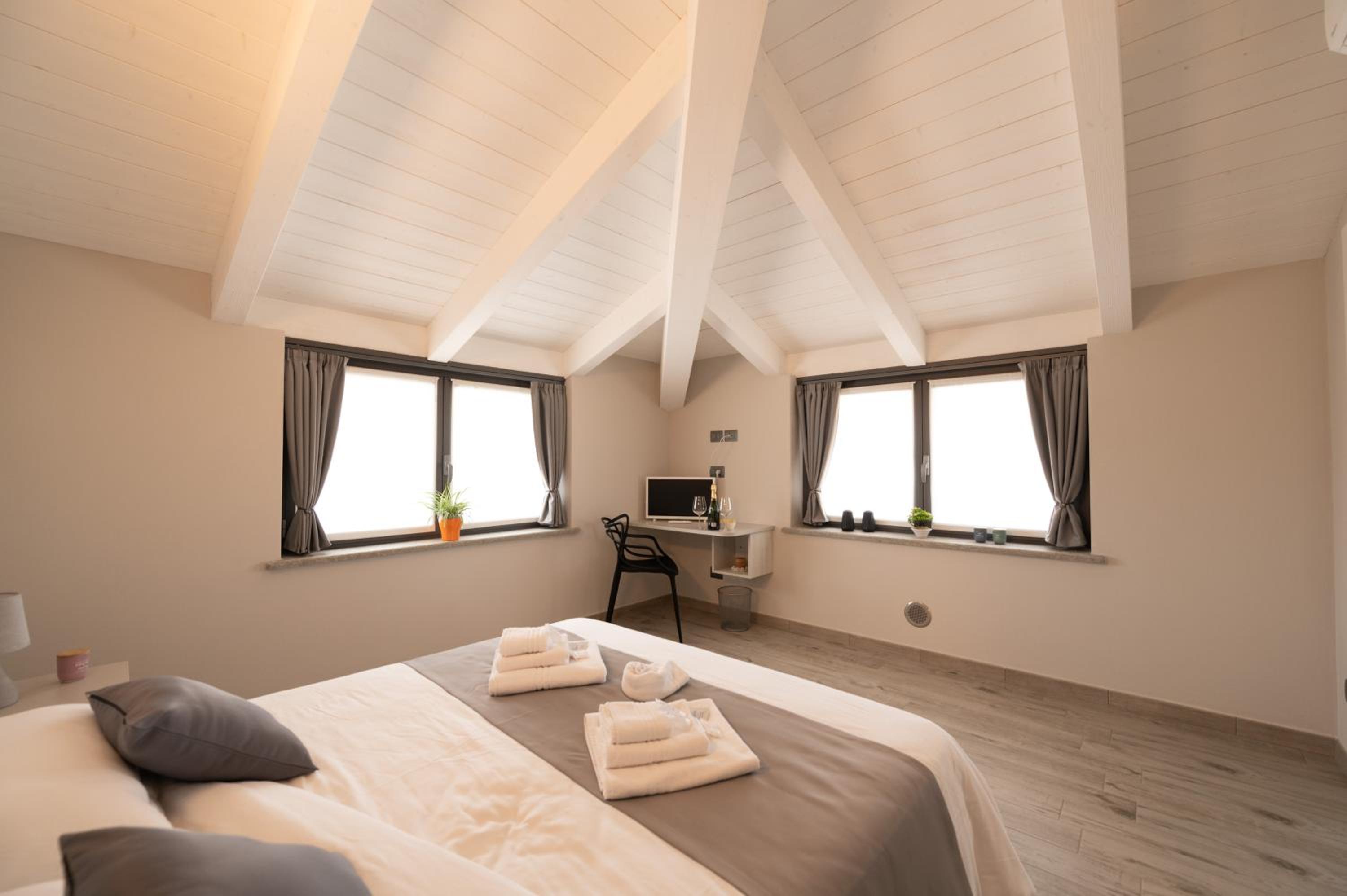 Deluxe Double Room with Shower - Photo 7