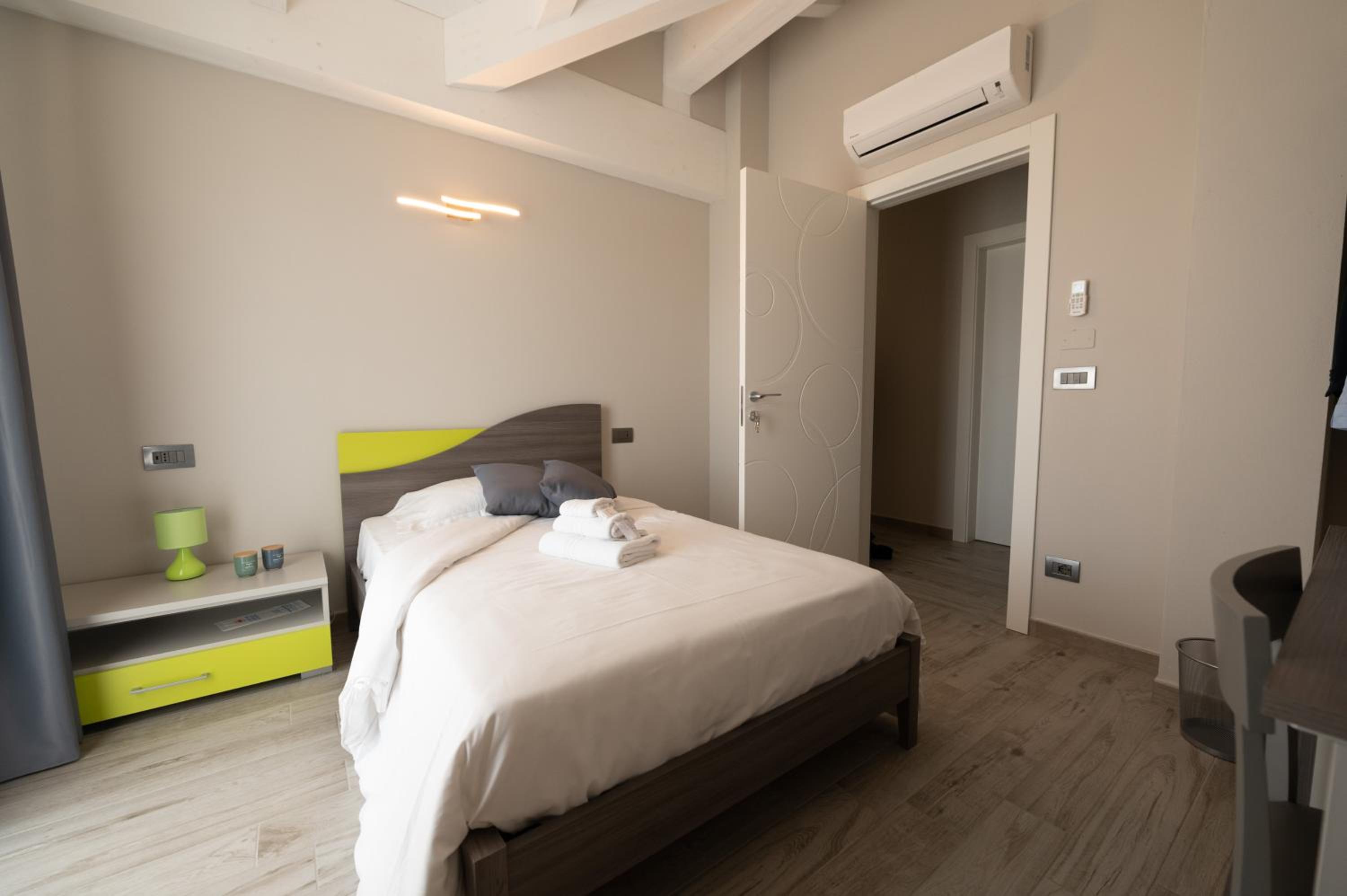 Deluxe Single Room with Balcony photo 3