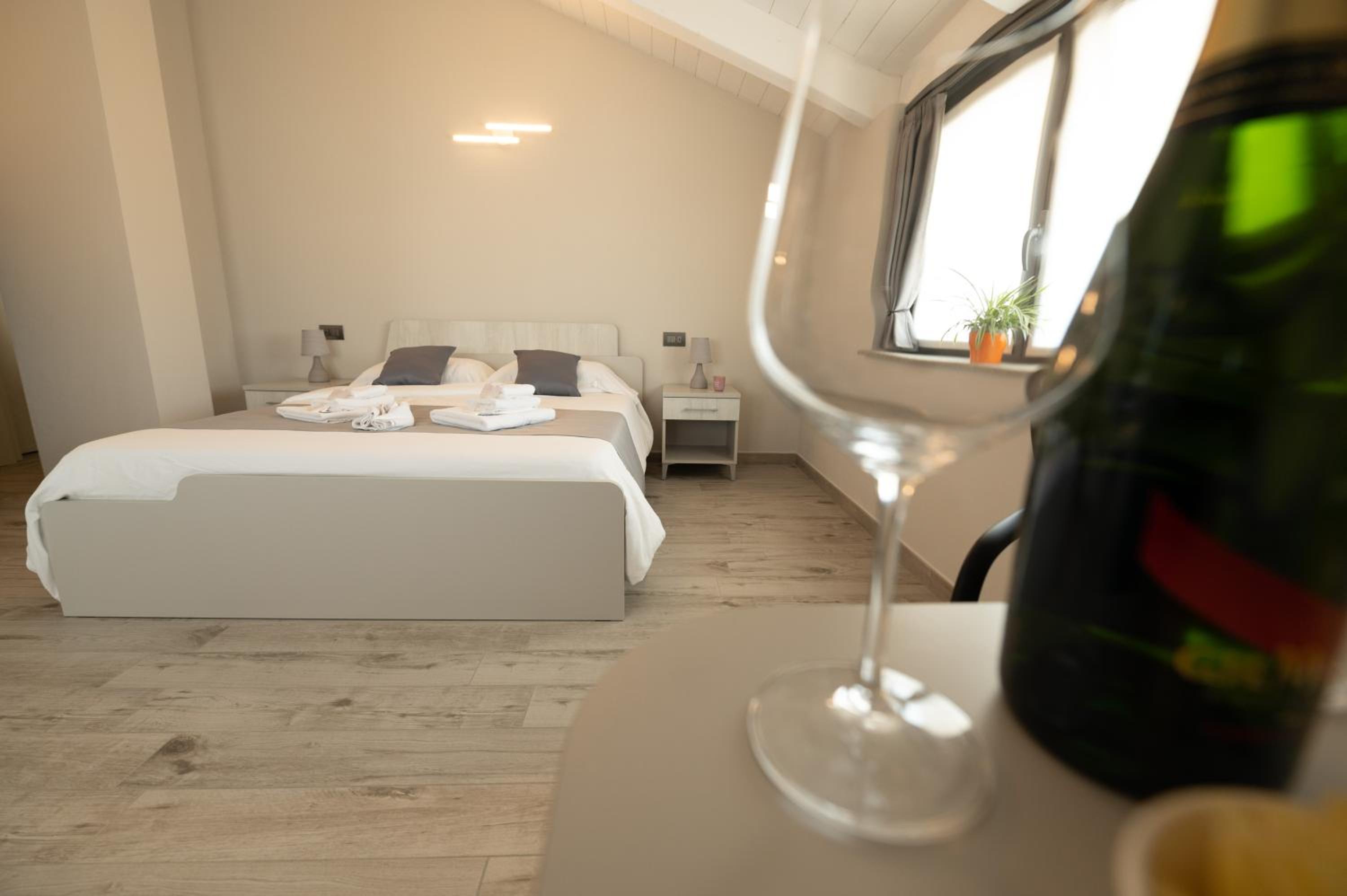 Deluxe Double Room with Shower - Photo 3