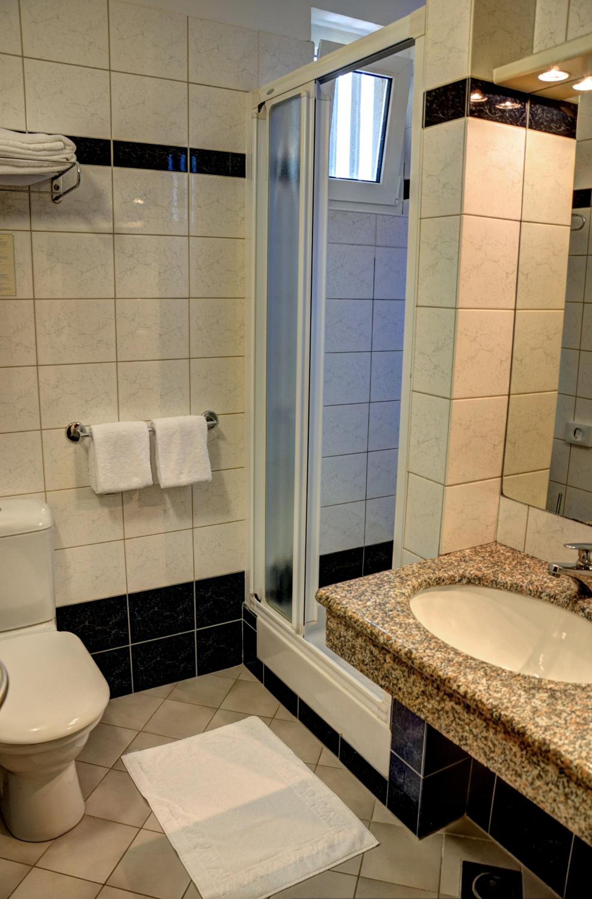 Standard Double or Twin Room (3 Adults) - Photo 4