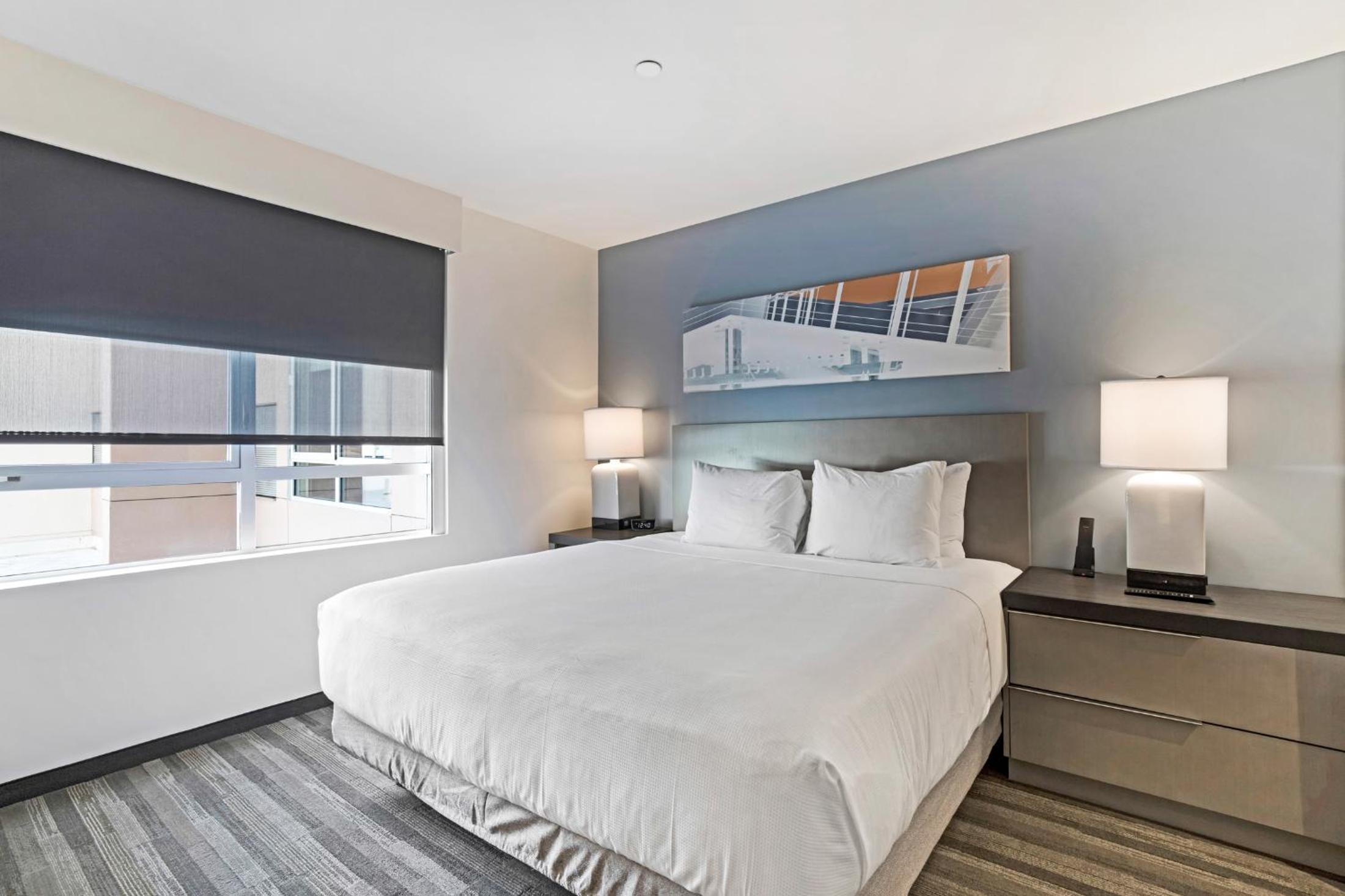 One-Bedroom King Suite with Sofa Bed, Kitchen and Tub - Disability Access
