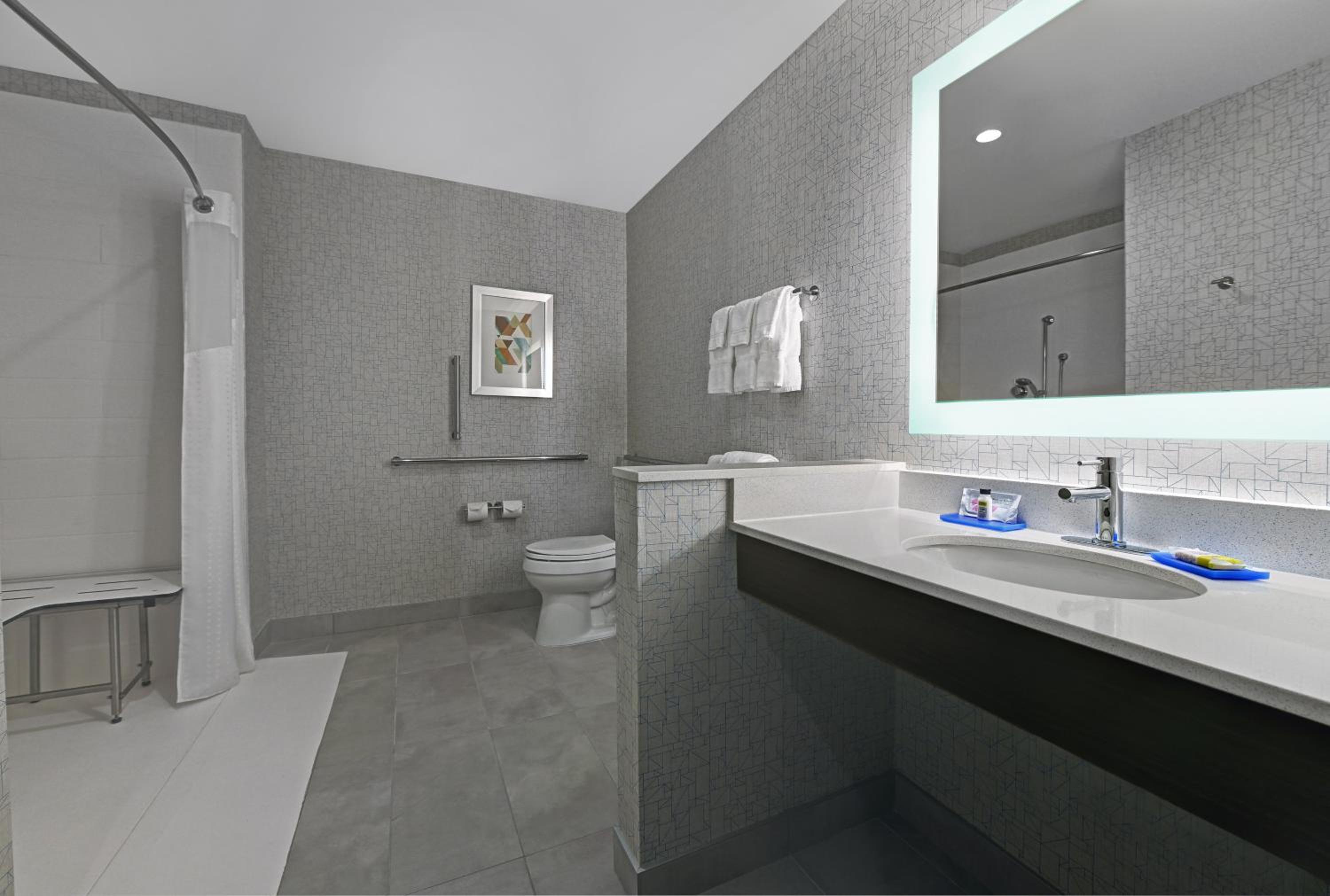 Standard Queen Room with Two Queen Beds - Communications Accessible photo 2