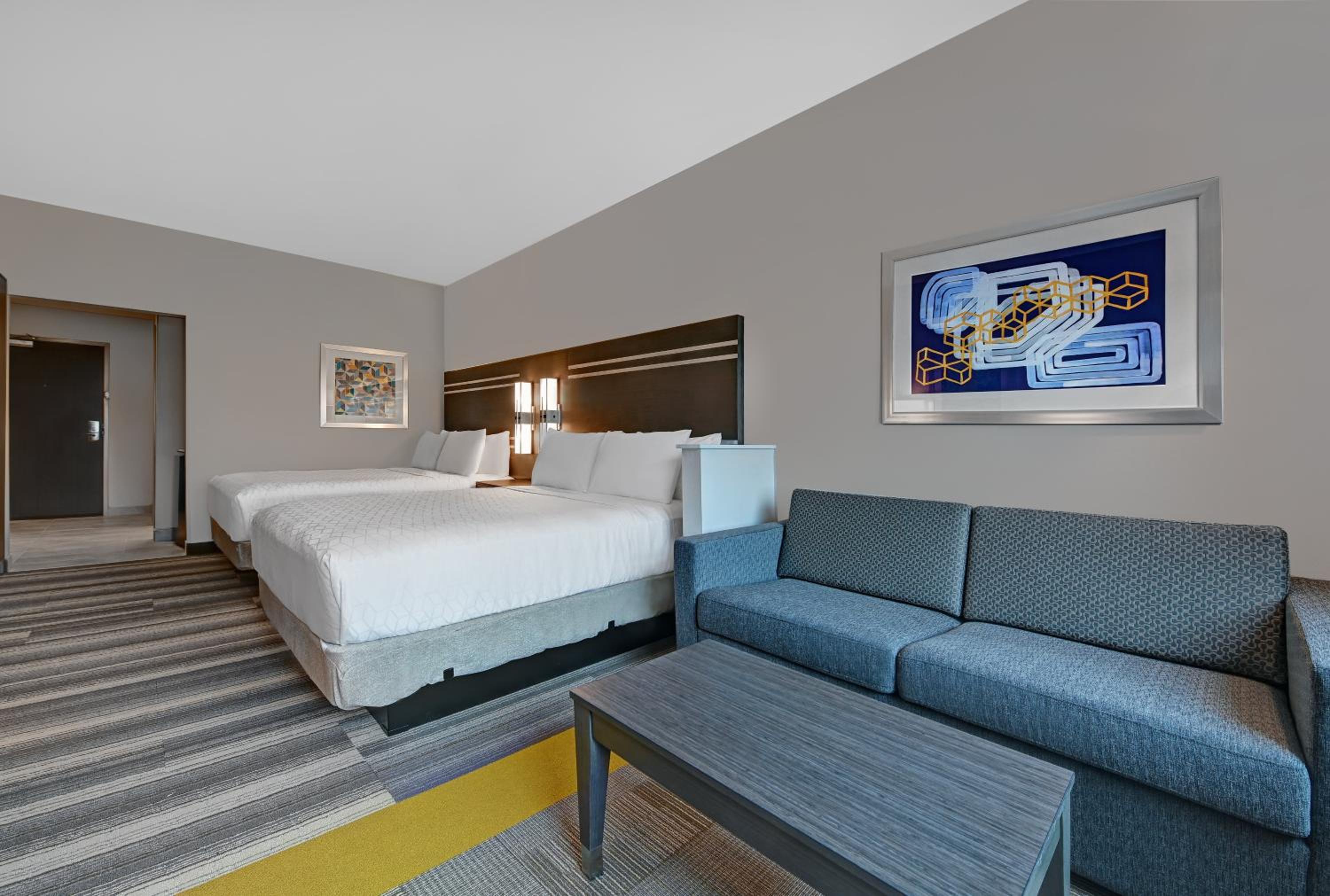 Queen Suite with Two Queen Beds photo 2
