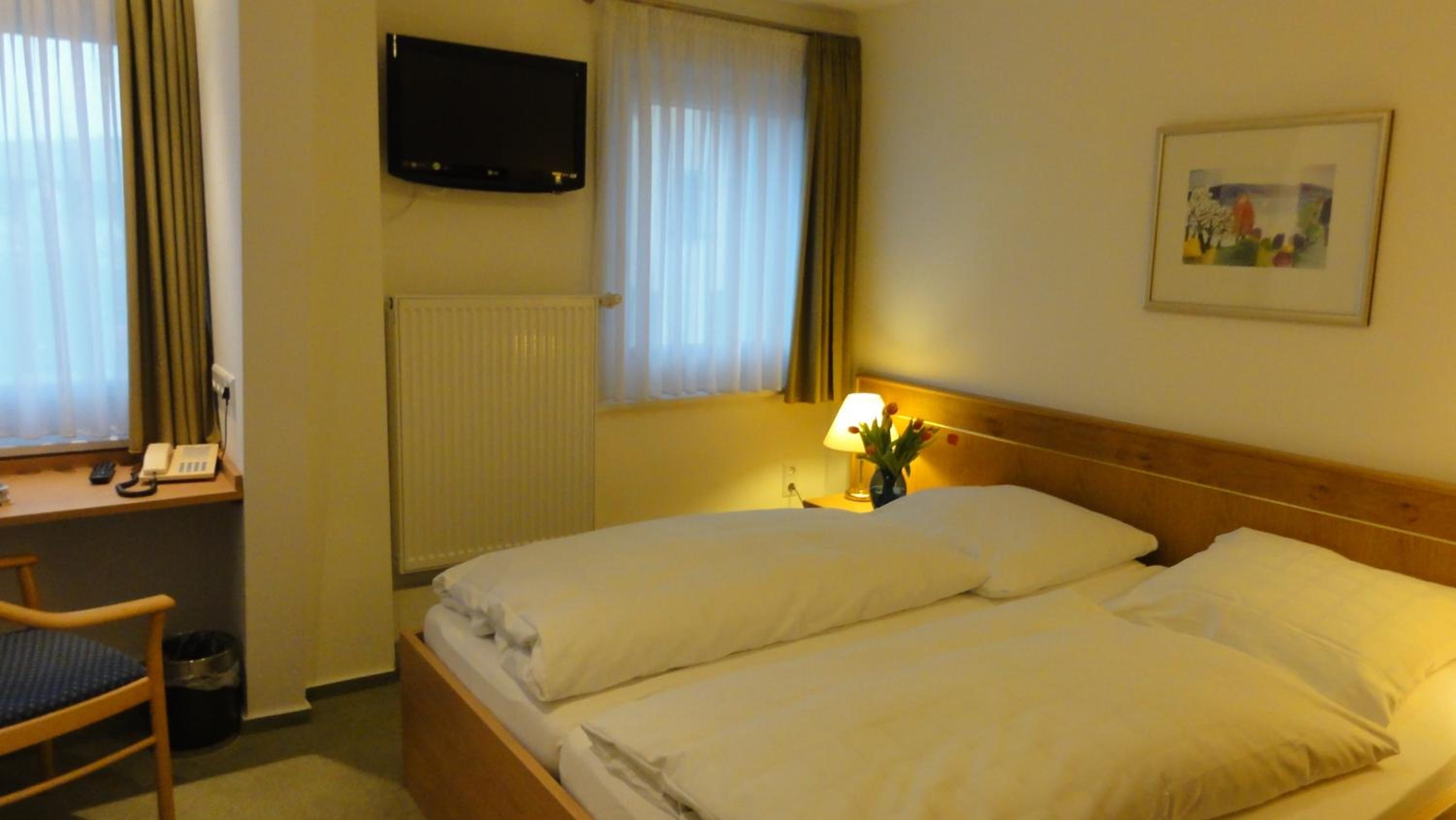 Standard Double or Twin Room - Photo 9