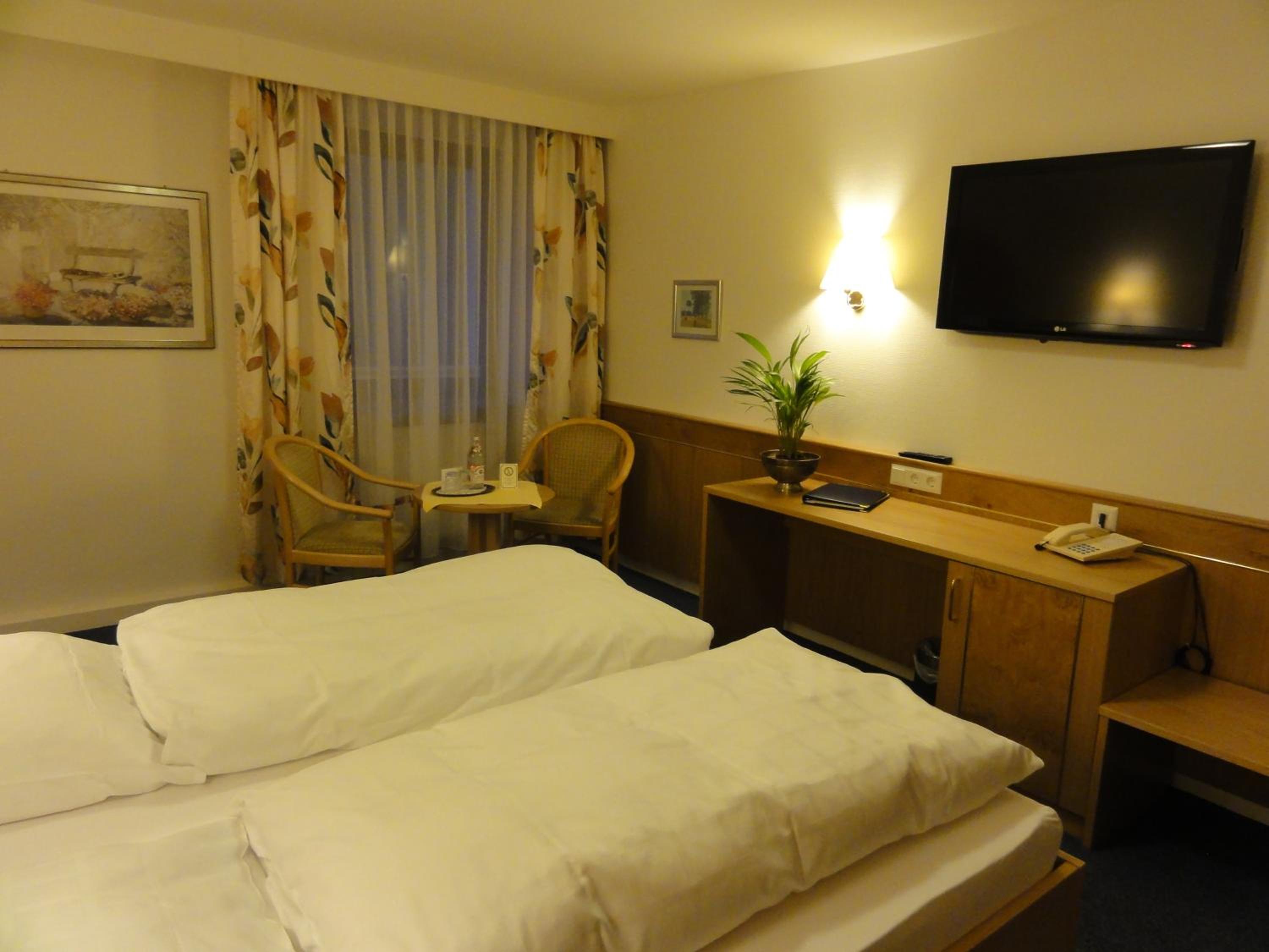 Standard Double or Twin Room - Photo 3