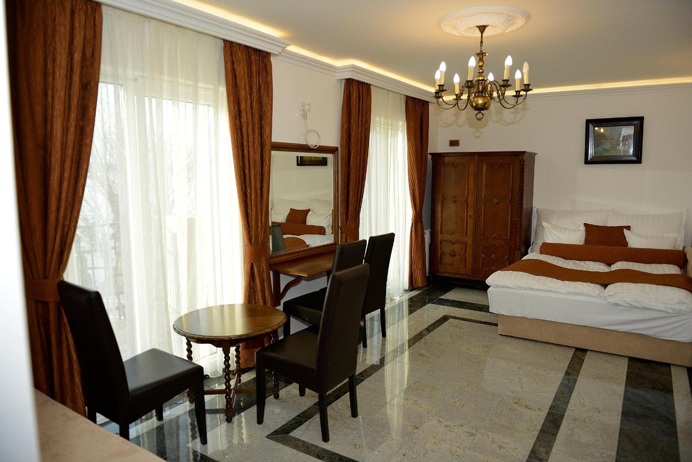 Eight-Bedroom House photo 1