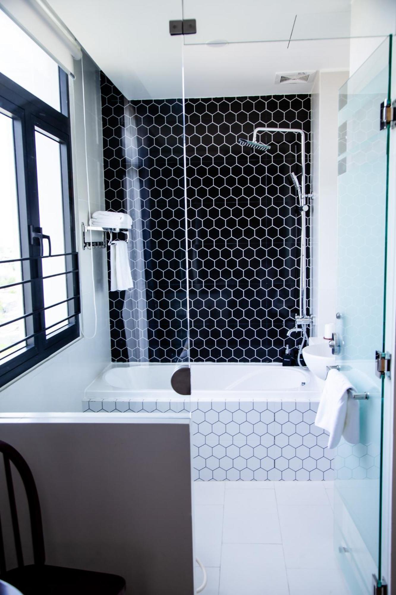 Twin Room with Bath - Photo 9