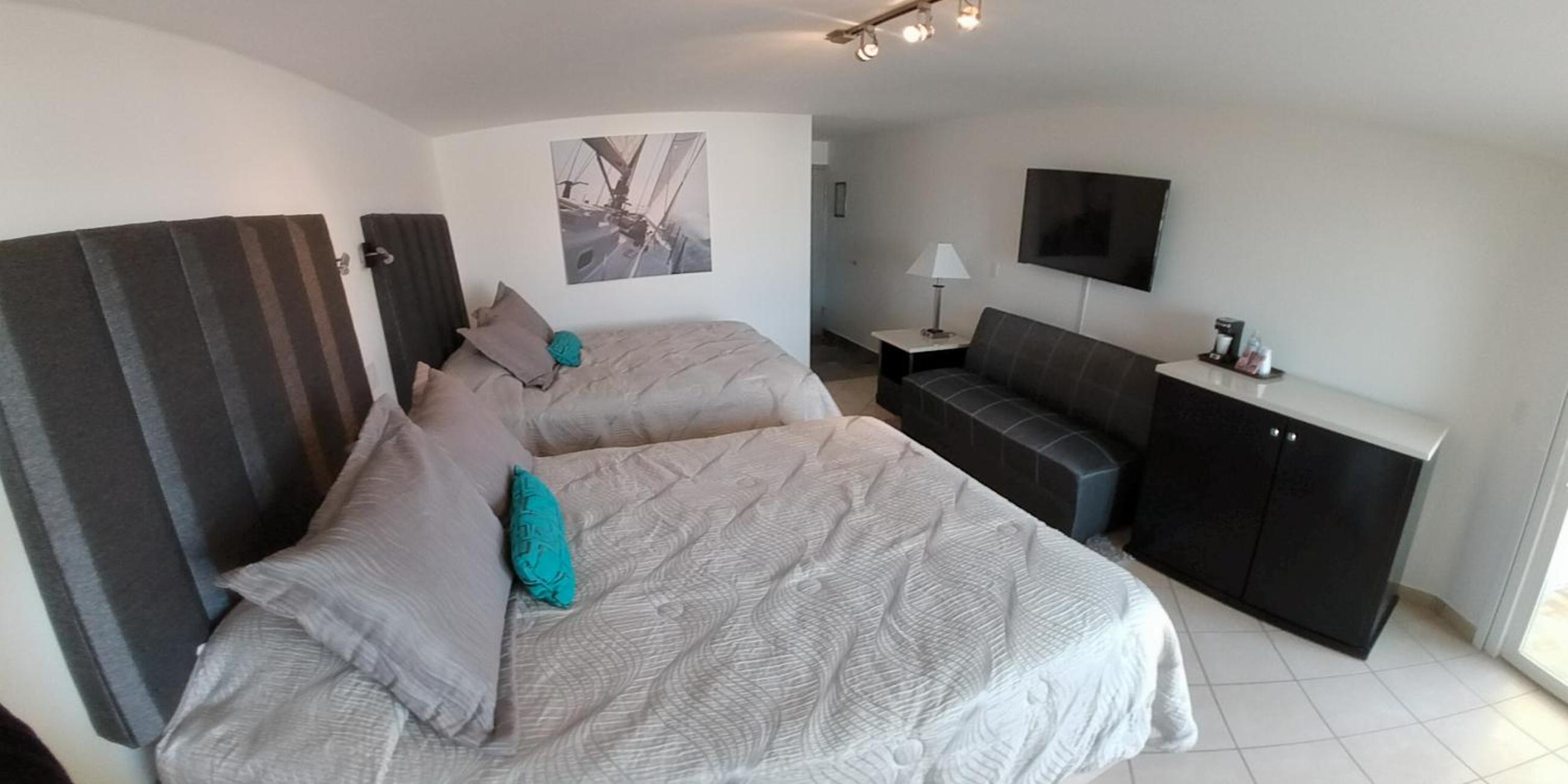 Deluxe Double Room with Two Double Beds - Photo 7