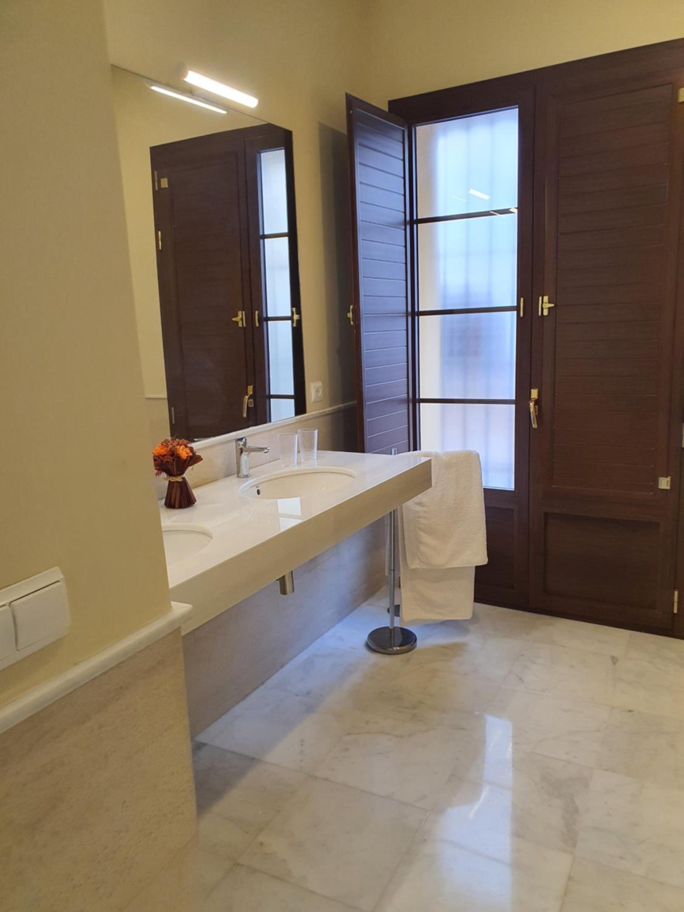Deluxe Double Room - Photo 4