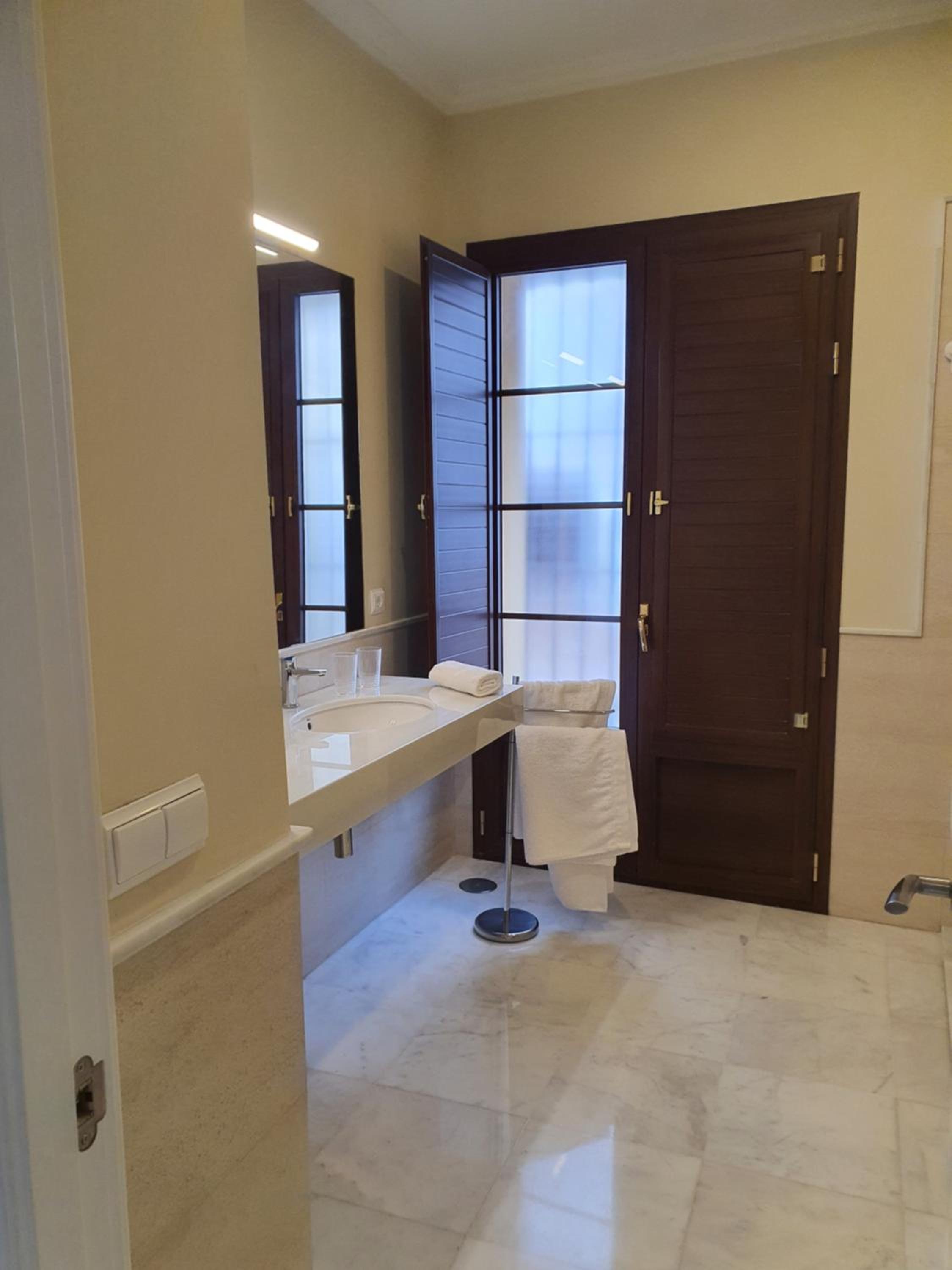 Deluxe Double Room - Photo 5