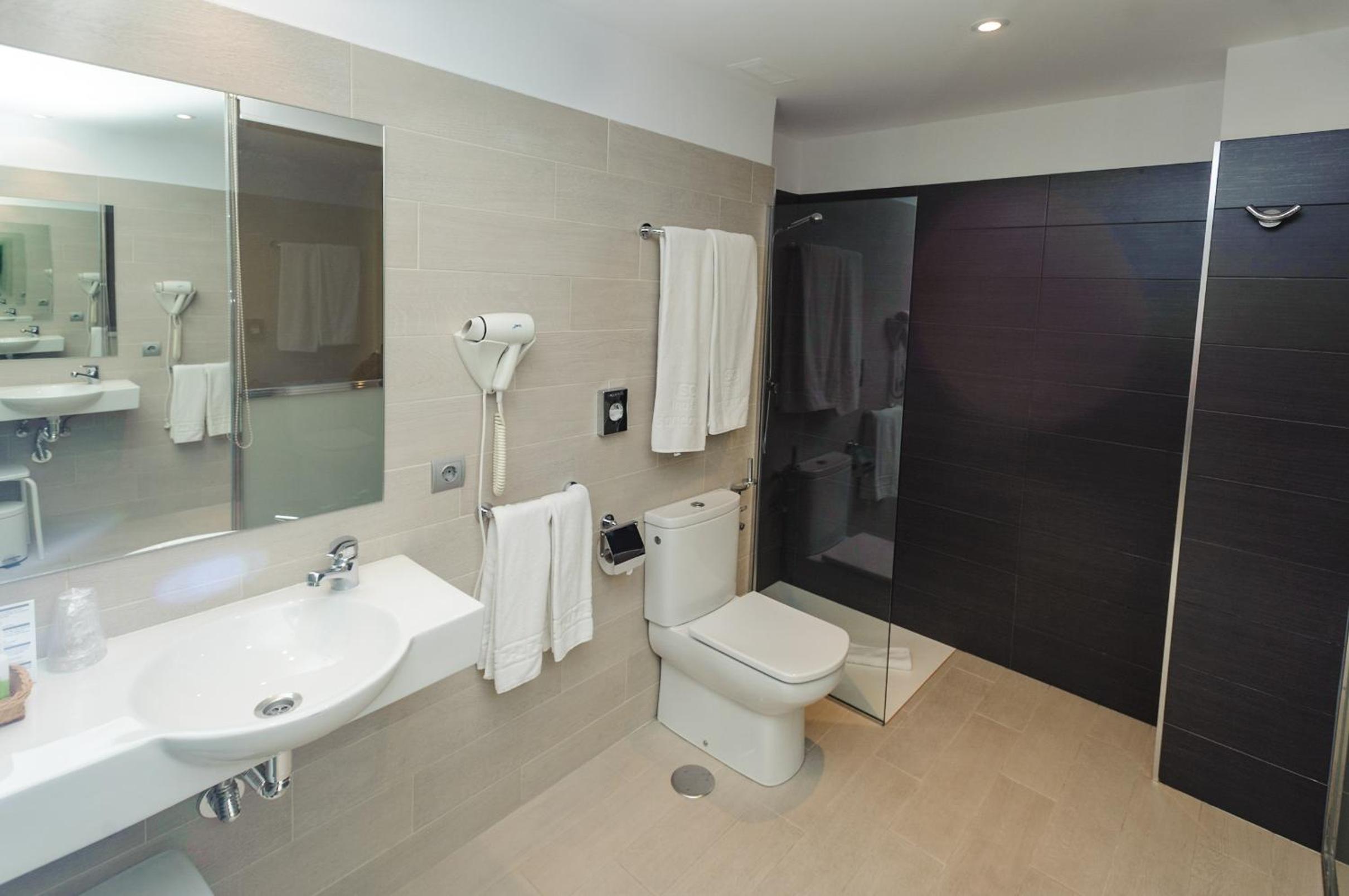 Double or Twin Room - Photo 13