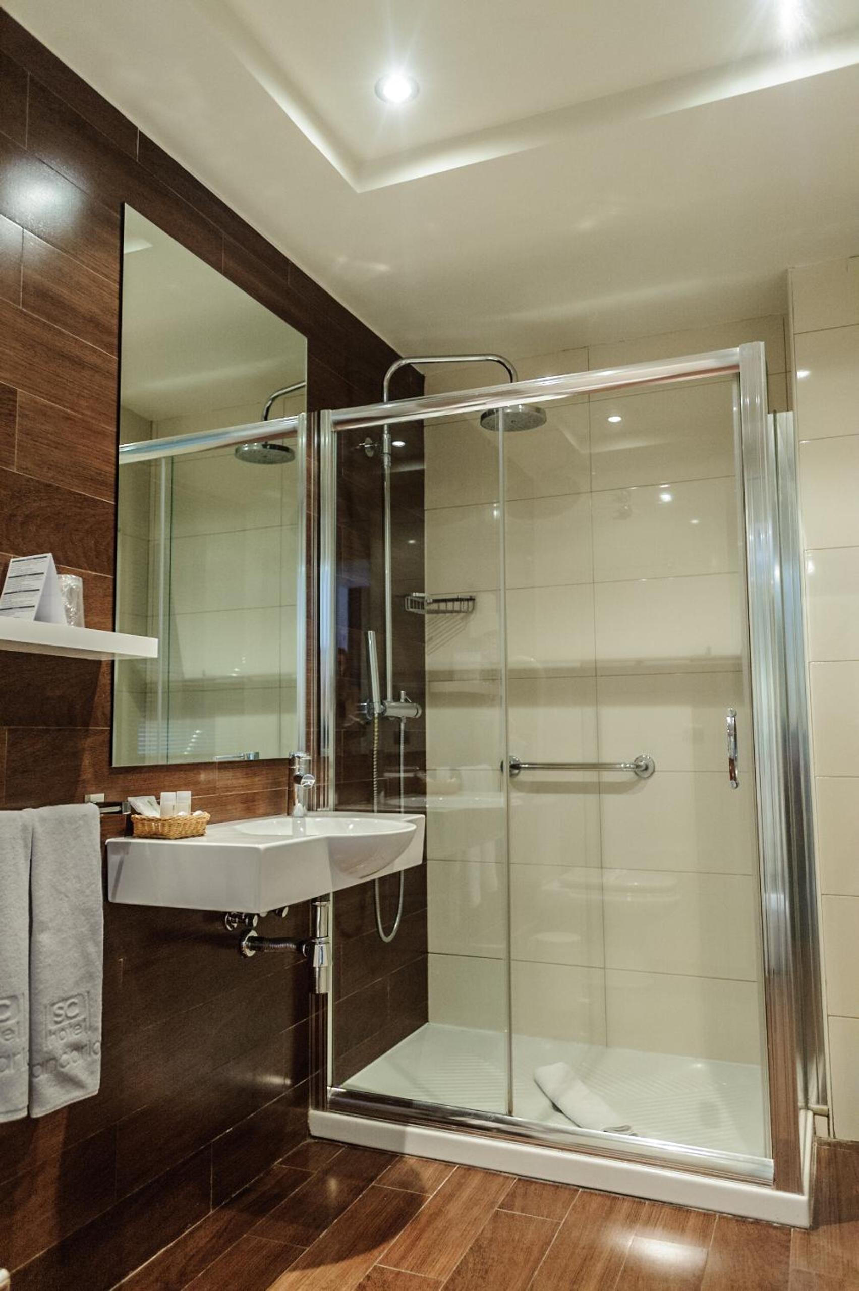 Double or Twin Room - Photo 7