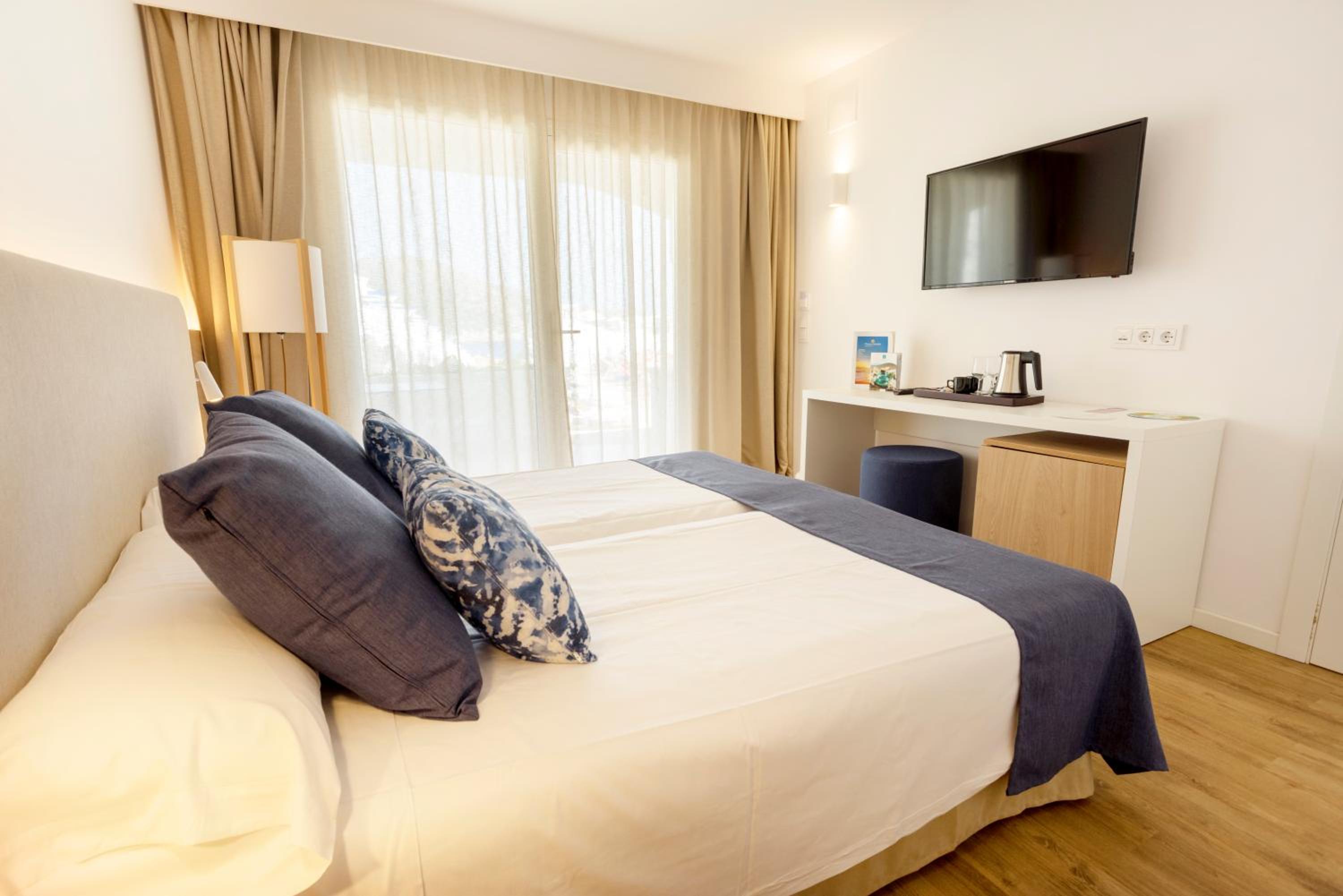 Double Room with Pool View photo 3
