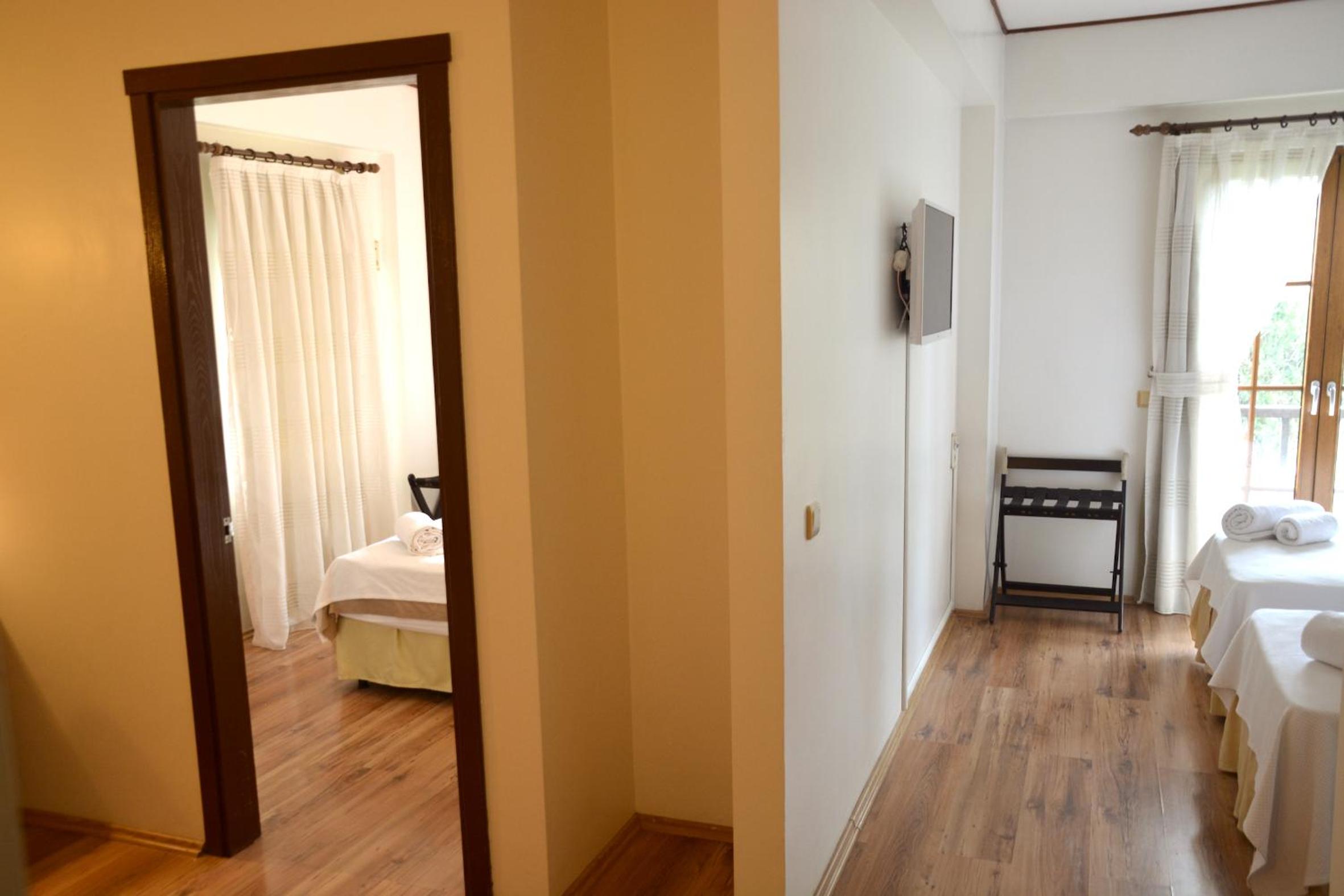 Deluxe Quadruple Room - Photo 11