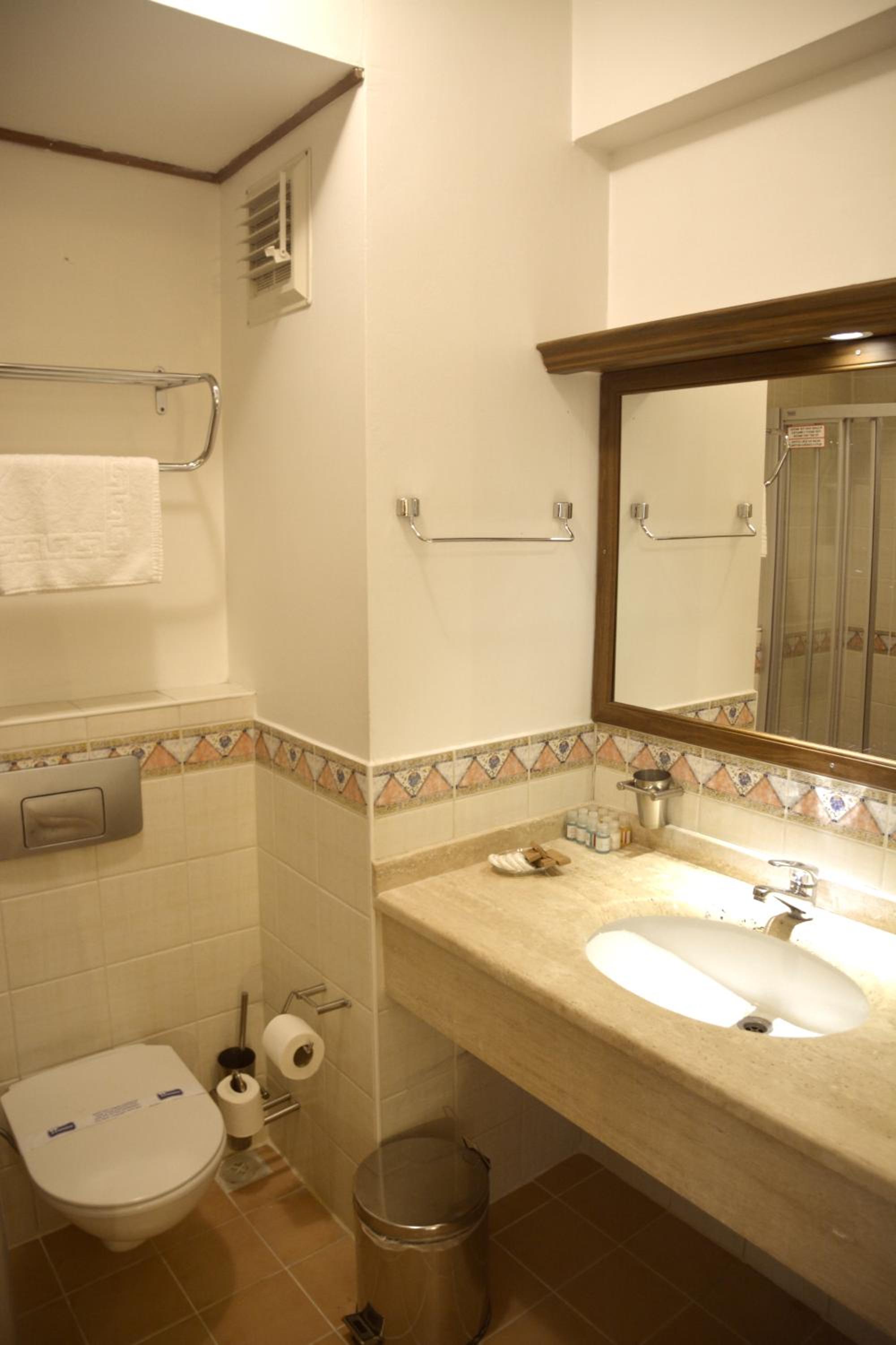 Classic Double or Twin Room - Photo 6