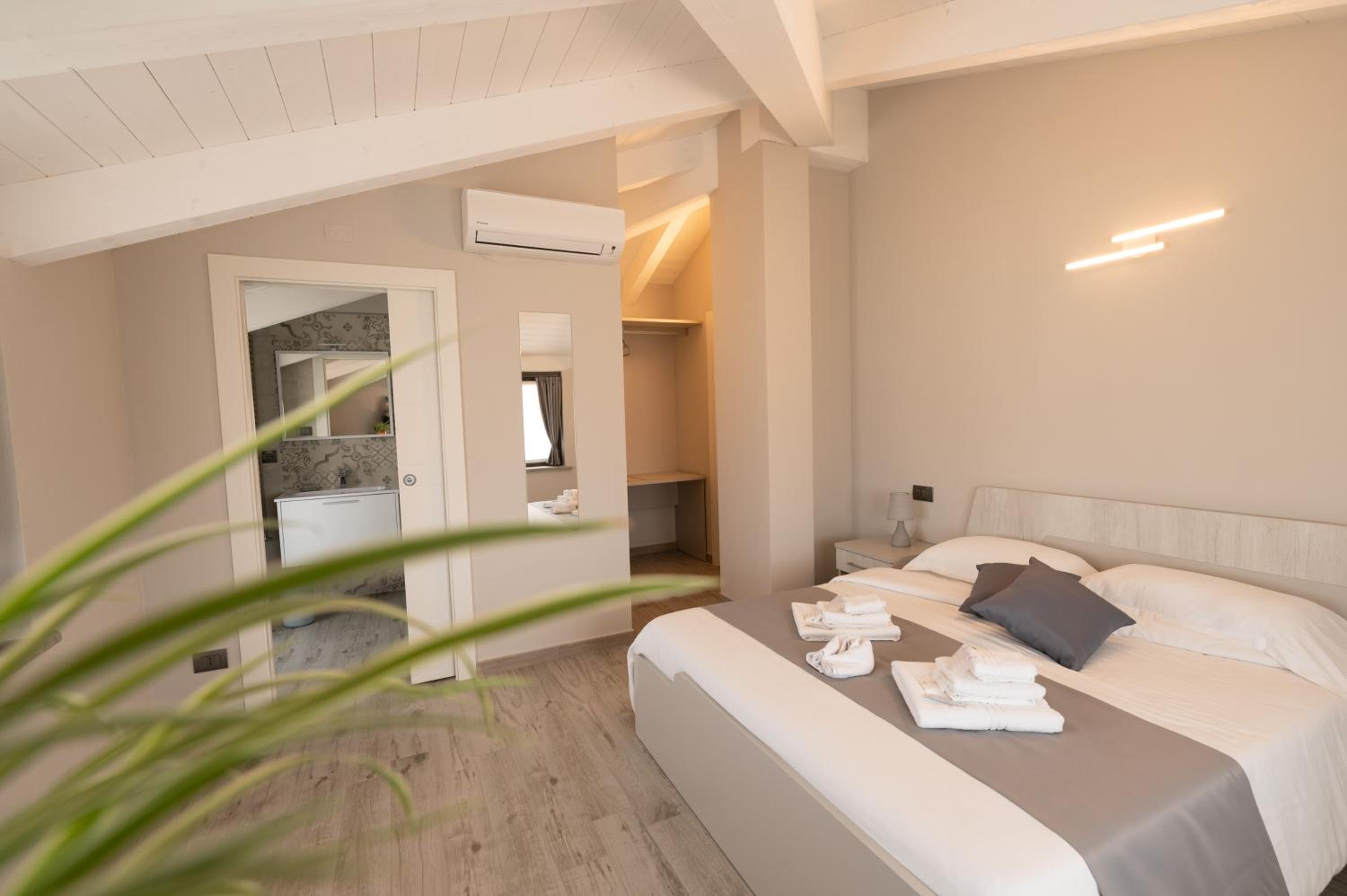 Deluxe Double Room with Shower - Photo 5