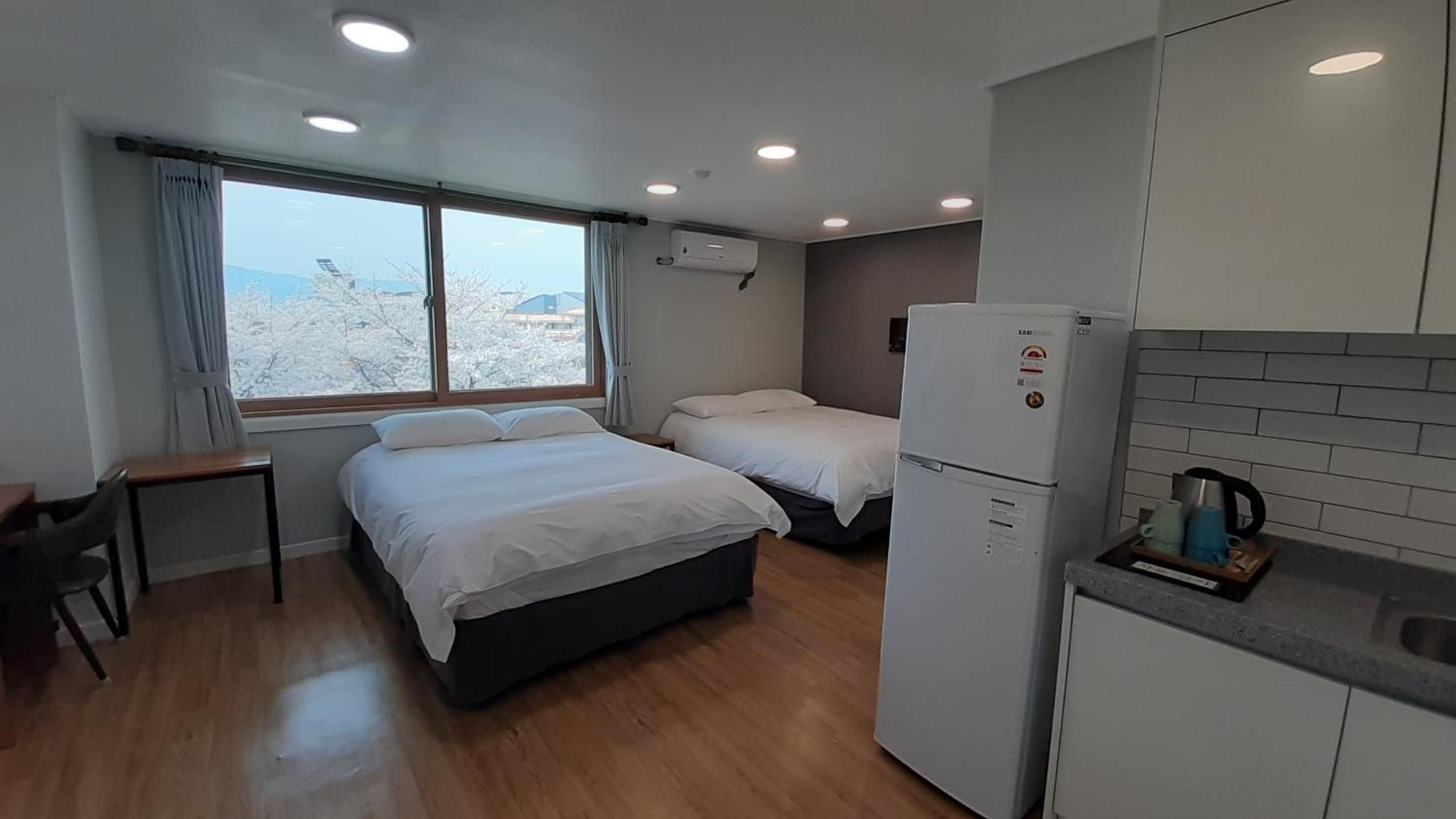 Double Room with Two Double Beds - Photo 6