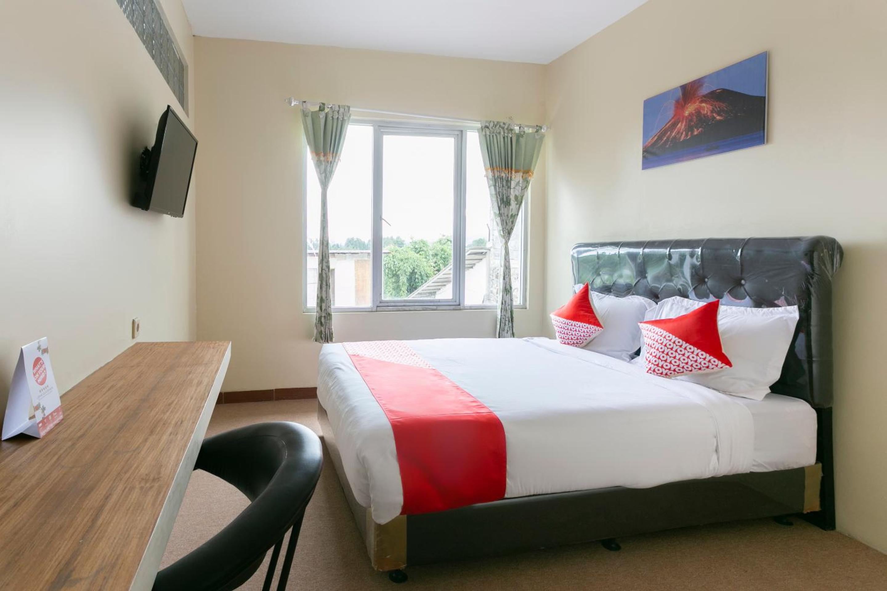 Deluxe King Room - Photo 1