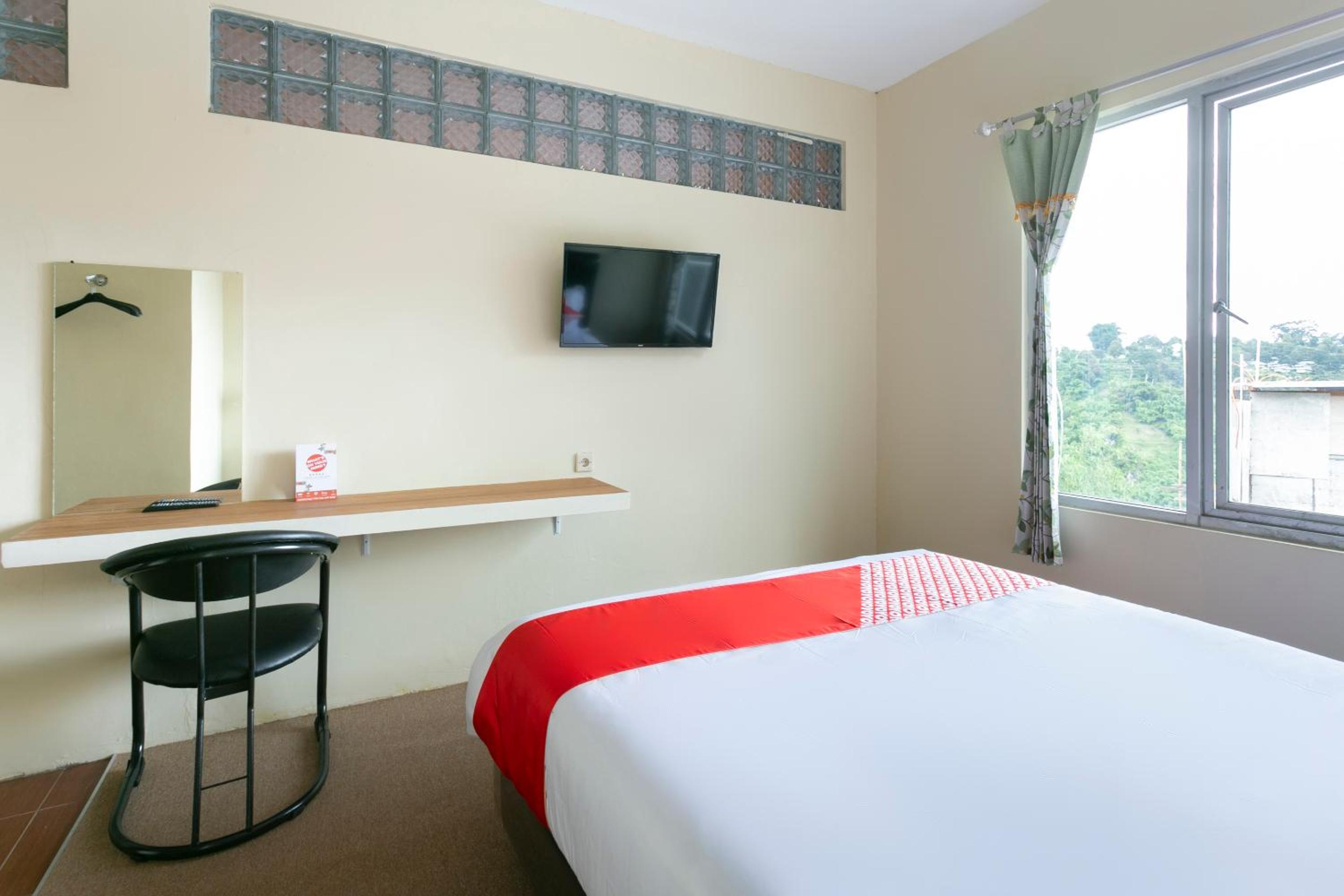Deluxe King Room - Photo 15