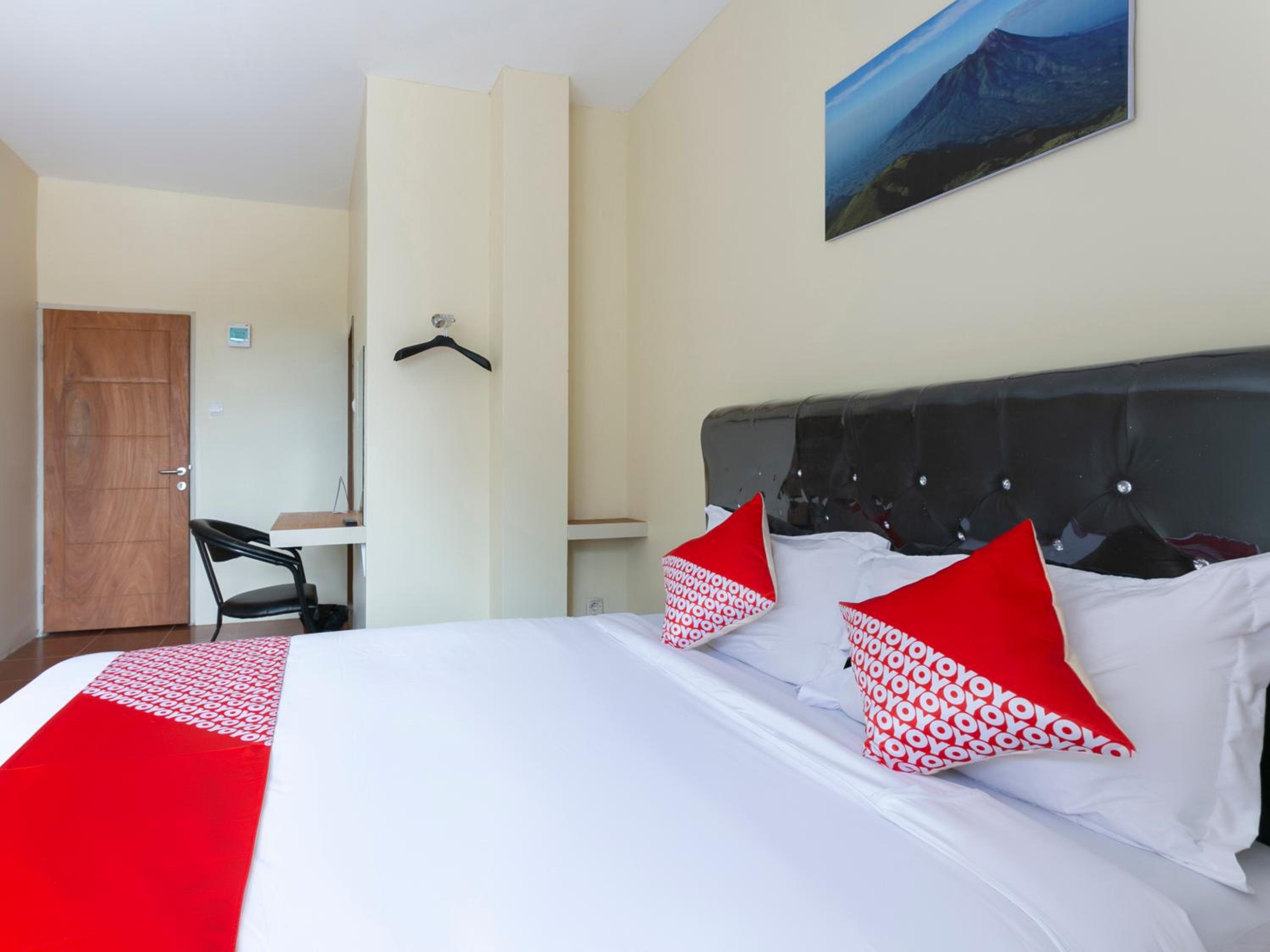 Deluxe King Room - Photo 9