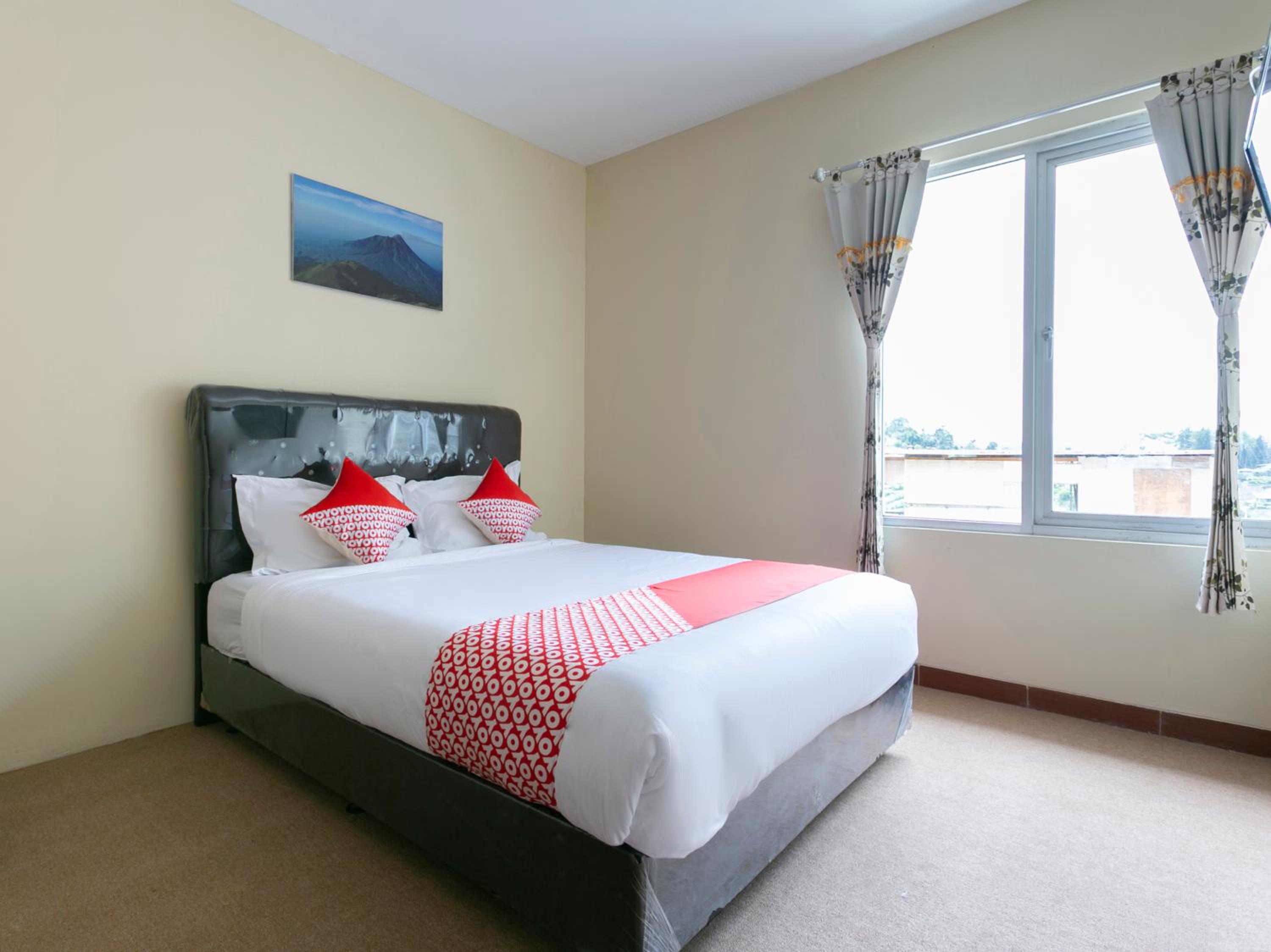 Deluxe King Room - Photo 14