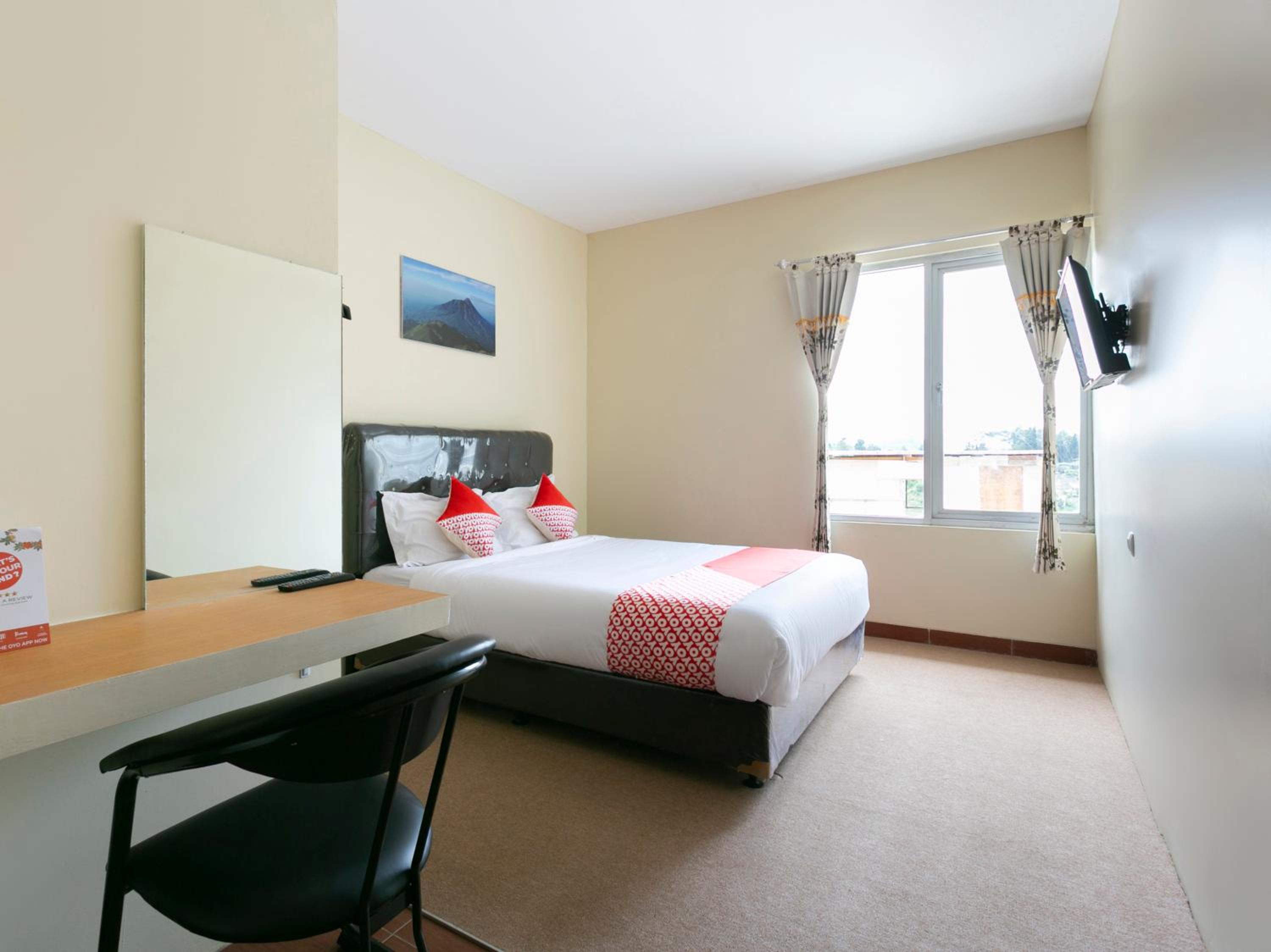 Deluxe King Room - Photo 11