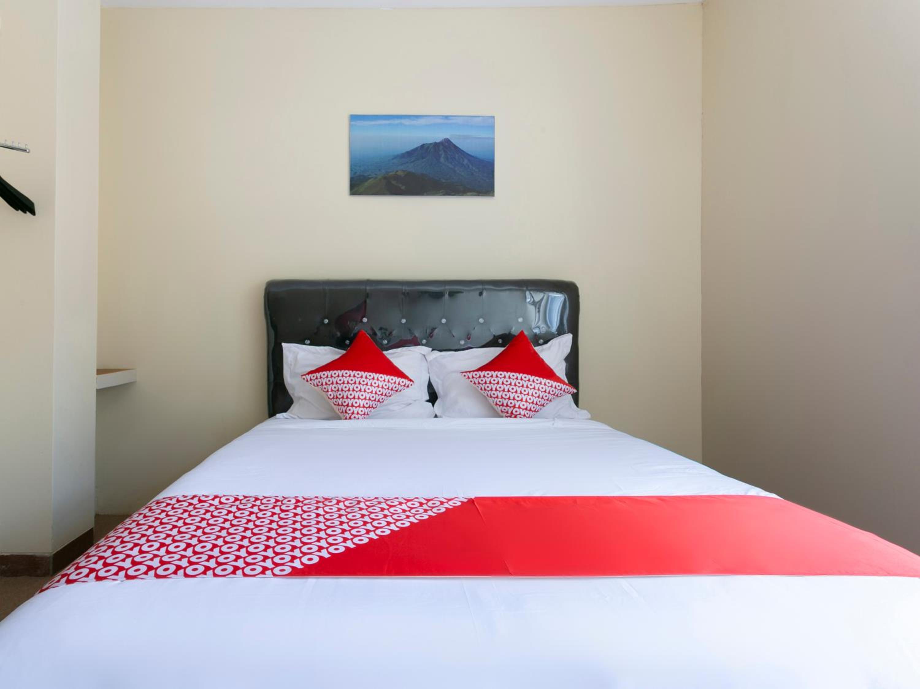 Deluxe King Room - Photo 13