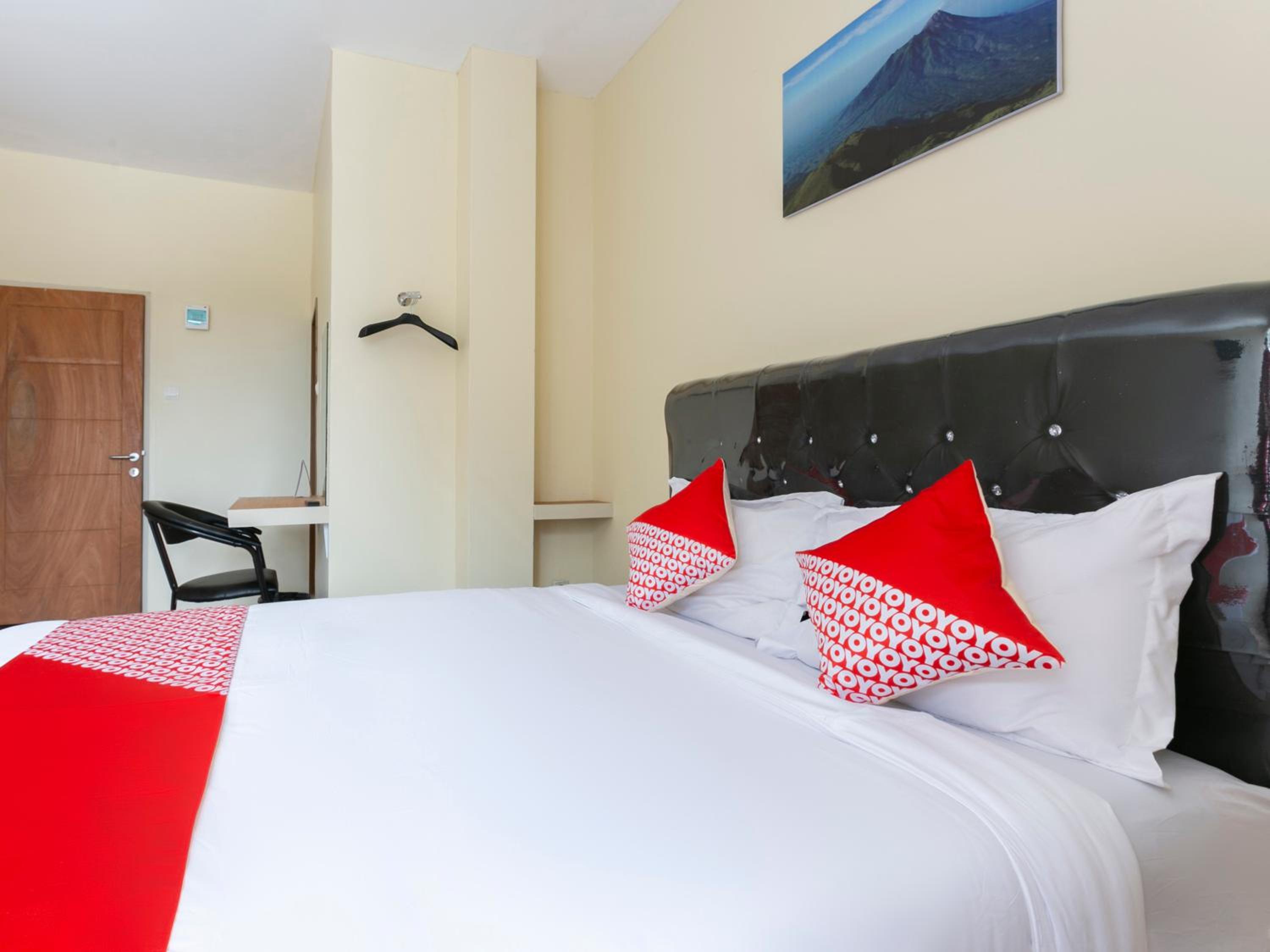 Deluxe King Room - Photo 10