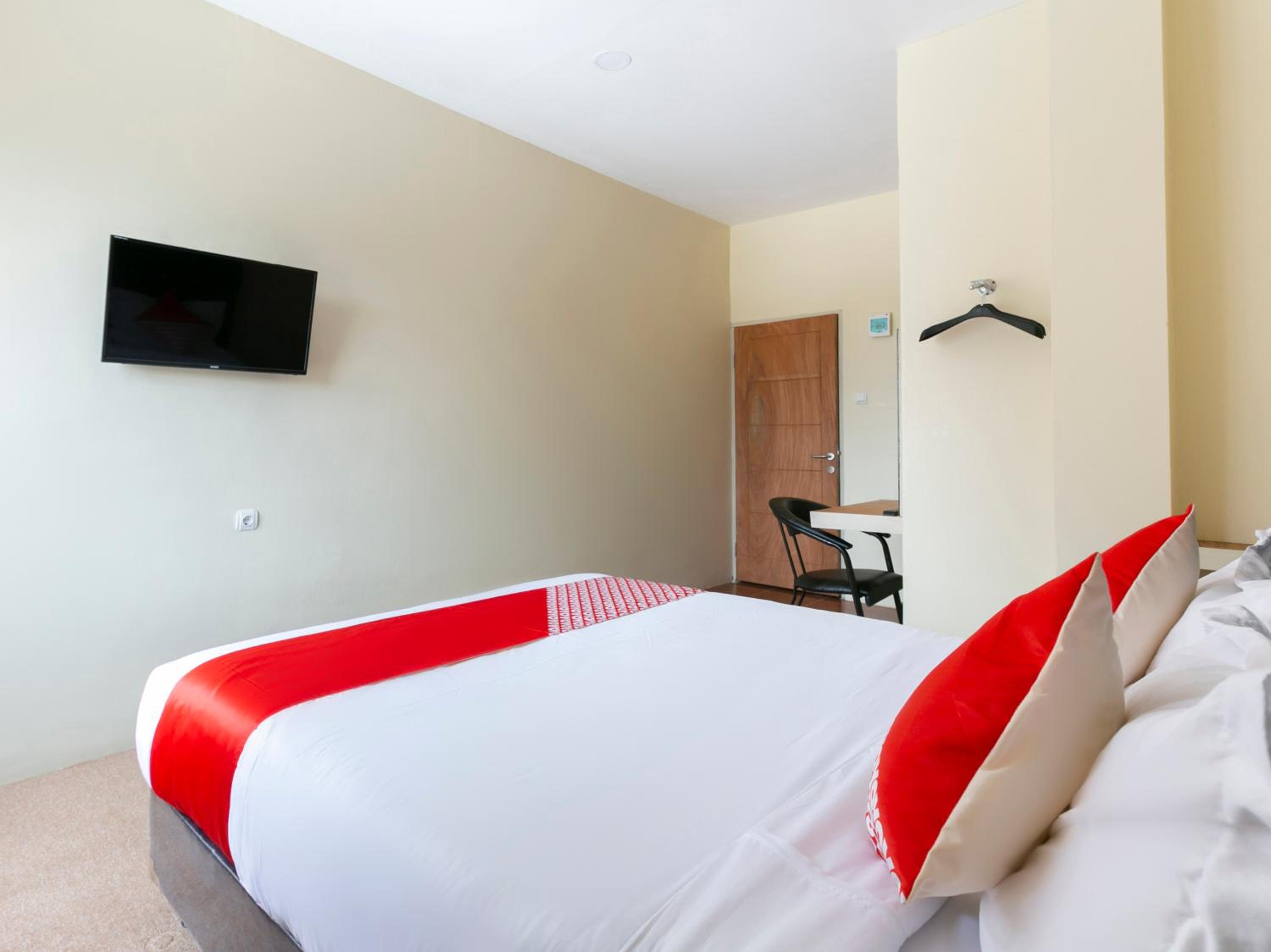 Deluxe King Room - Photo 8