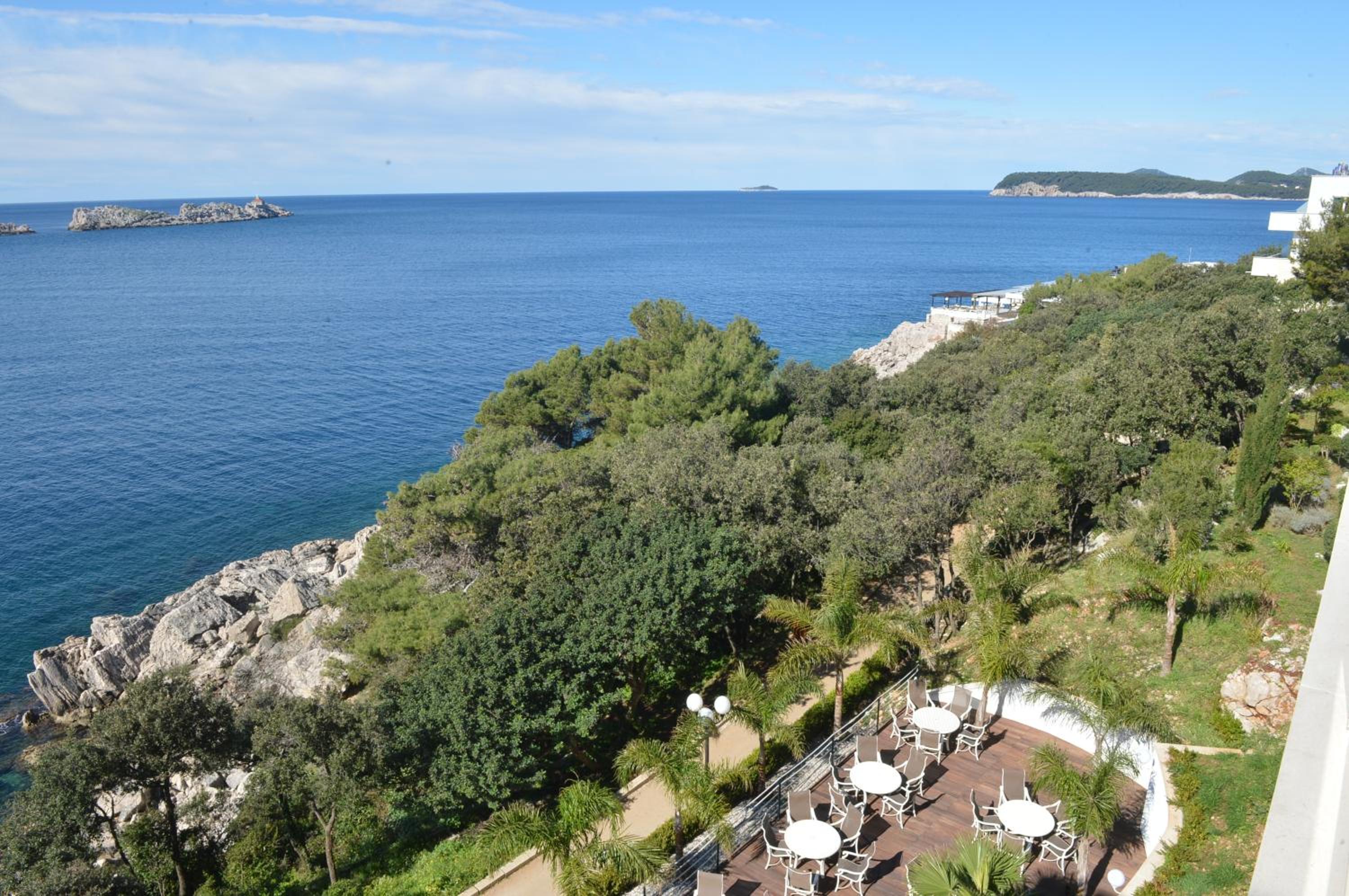 Deluxe King Suite with Sea View and Balcony thumbnail 5