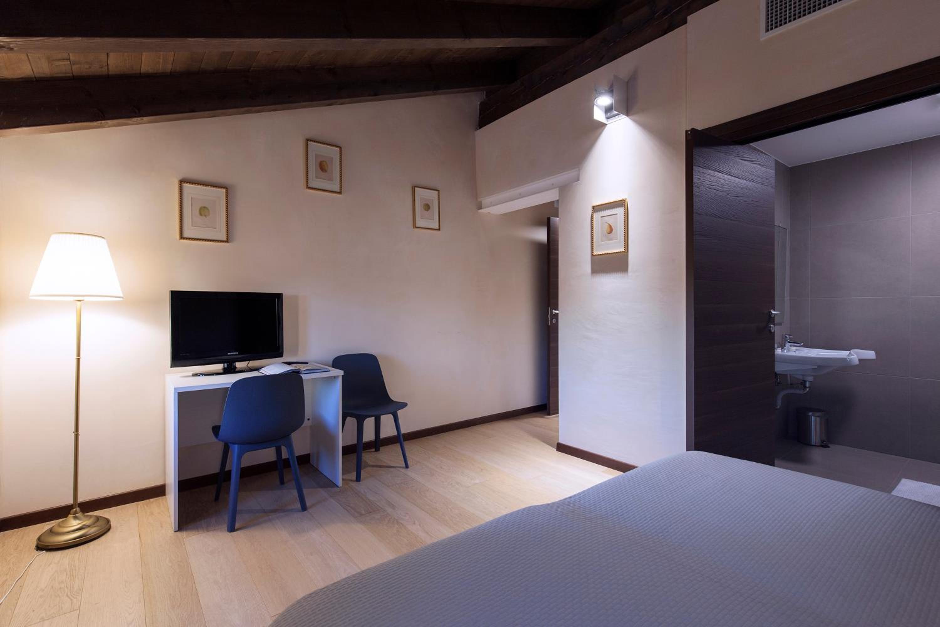 Double Room - Disability Access - Photo 10