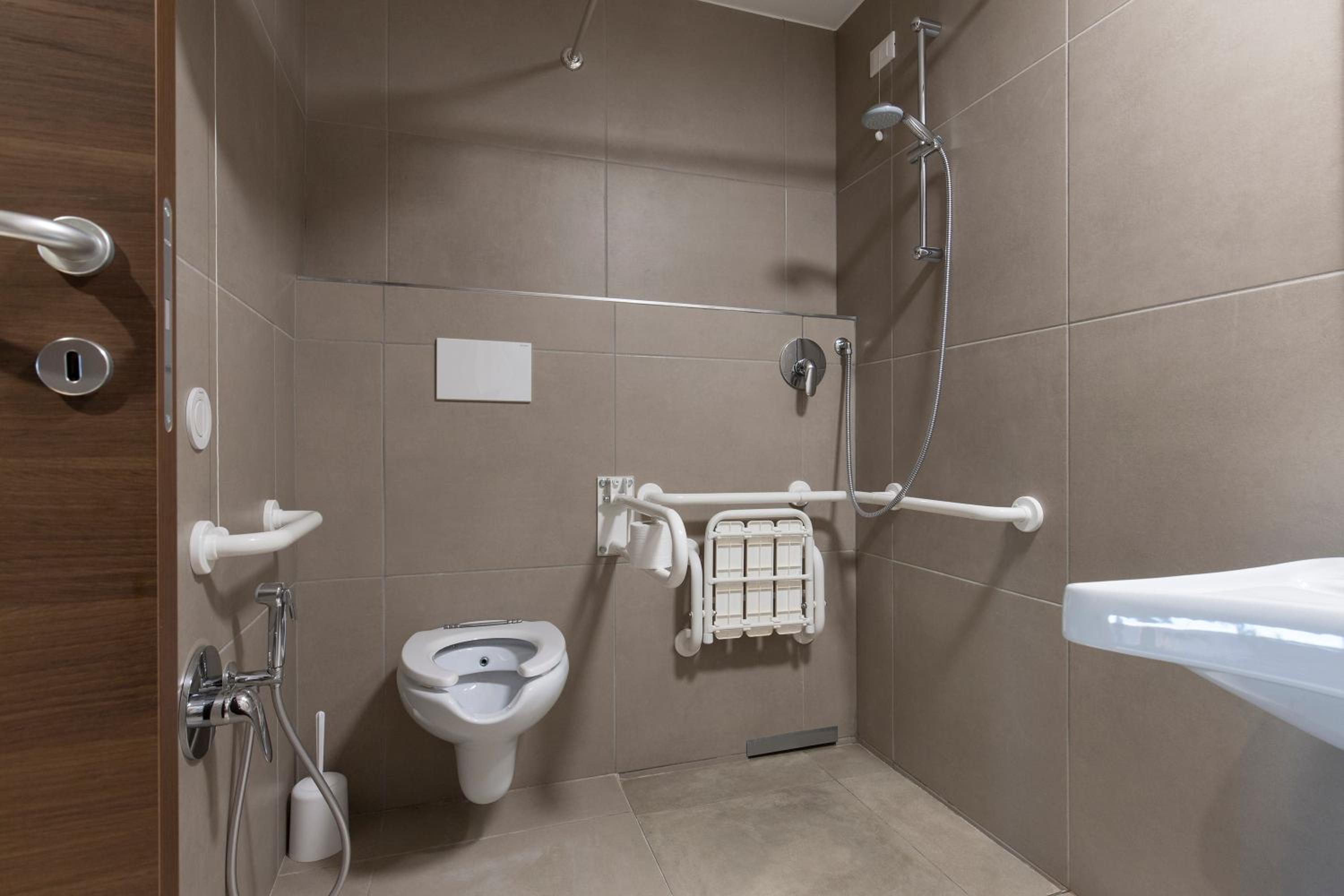 Twin Room - Disability Access photo 2