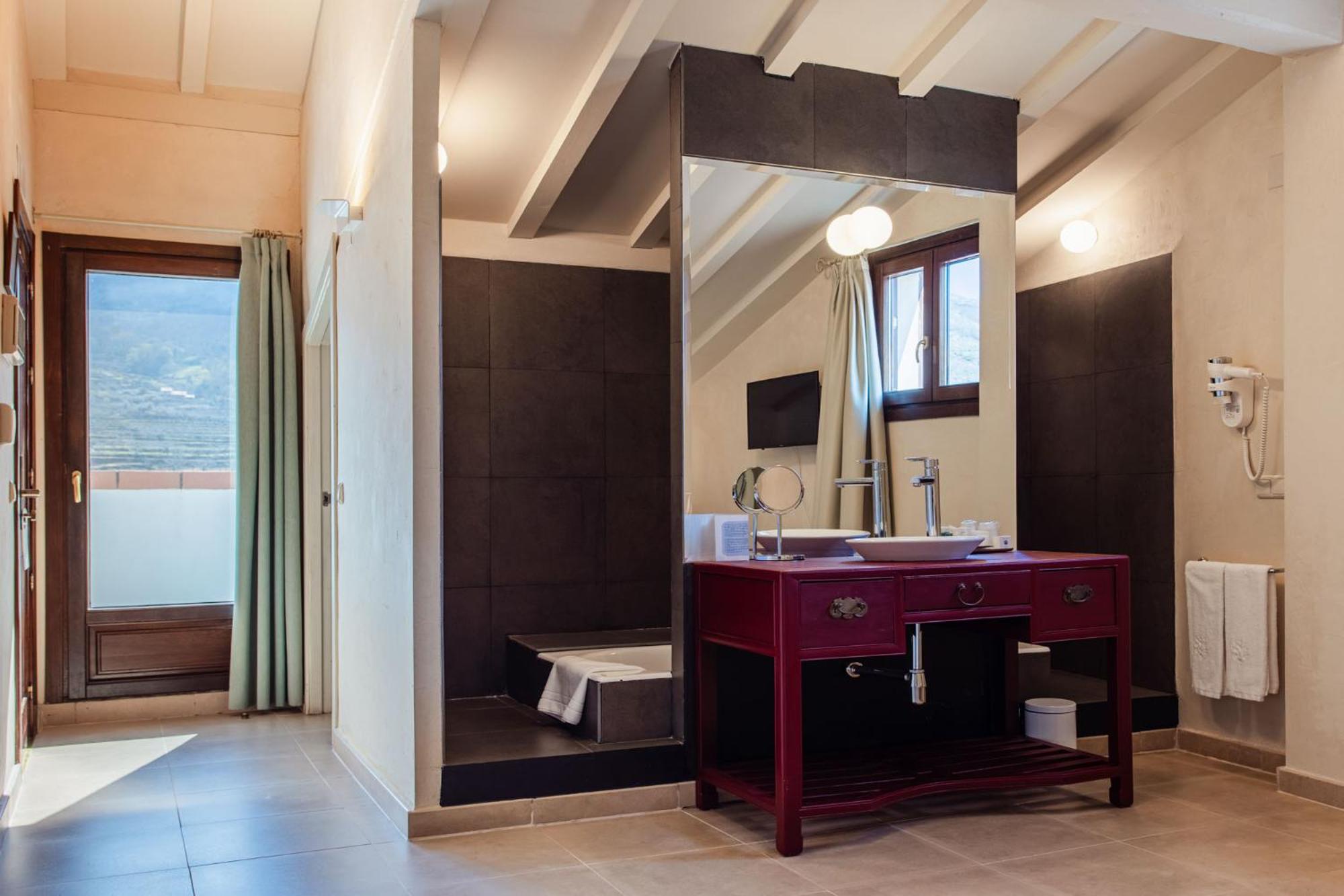 Standard Double Room - Photo 13