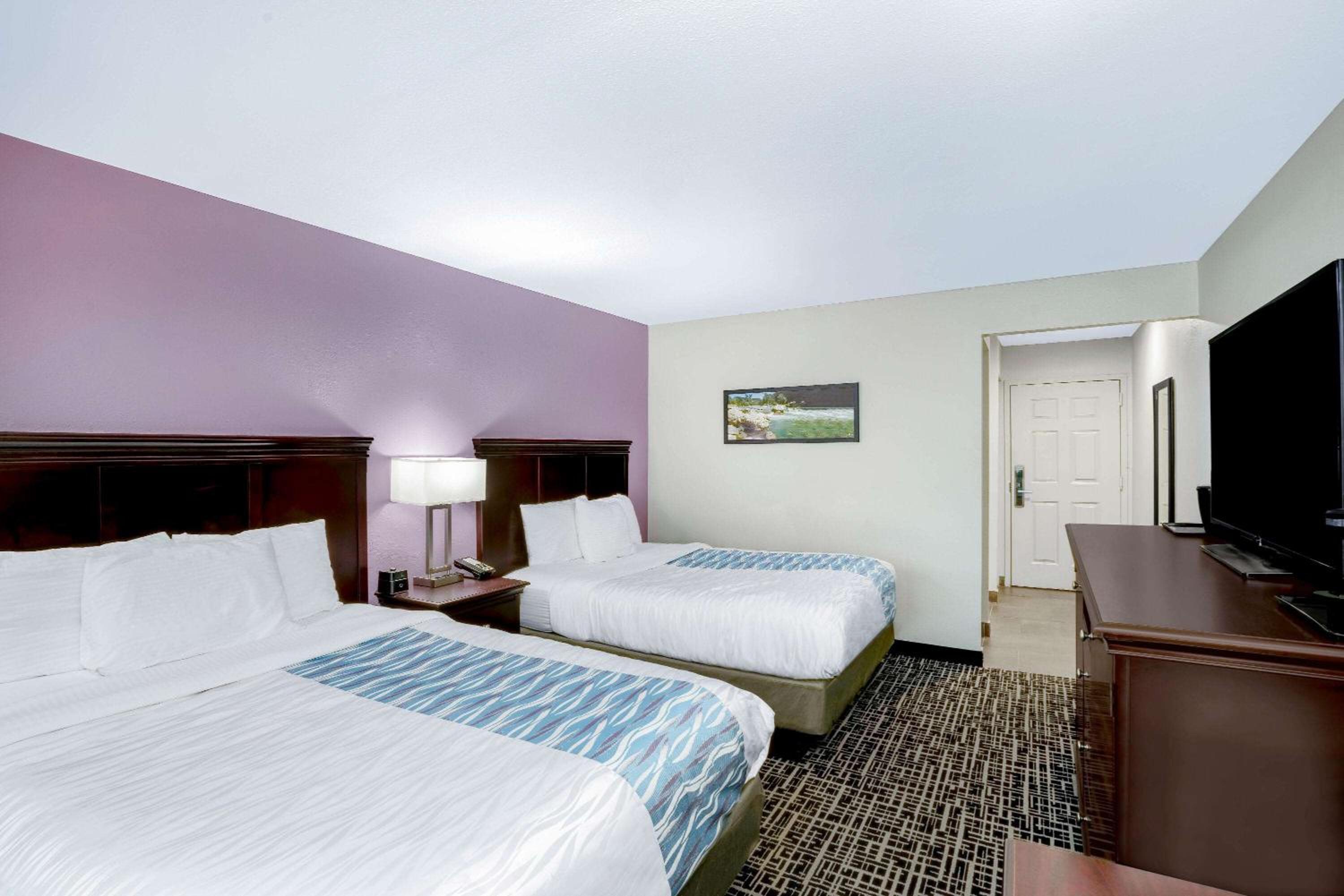 Queen Room with Two Queen Beds - Non-Smoking - Photo 3