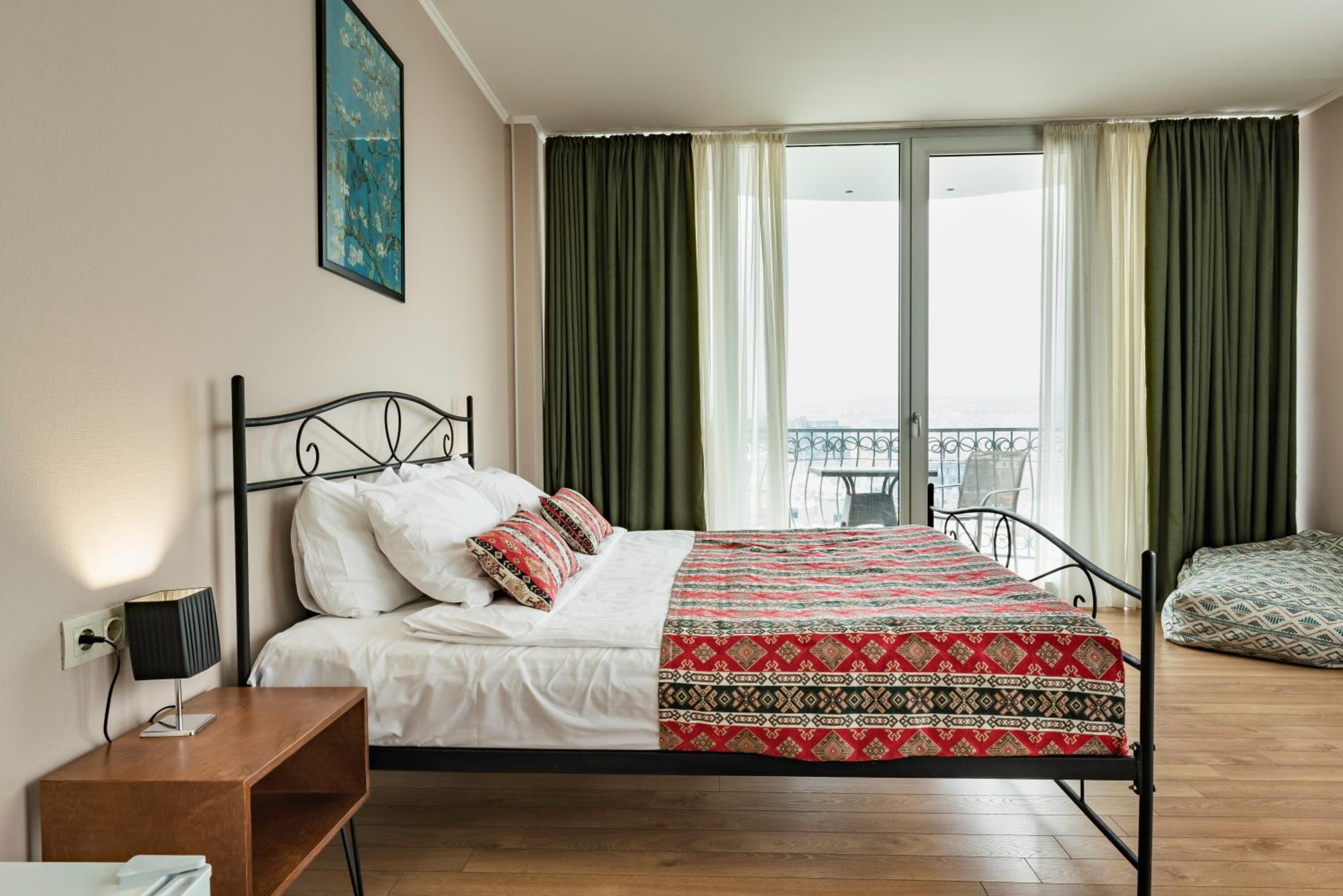 Suite with Balcony - Photo 10