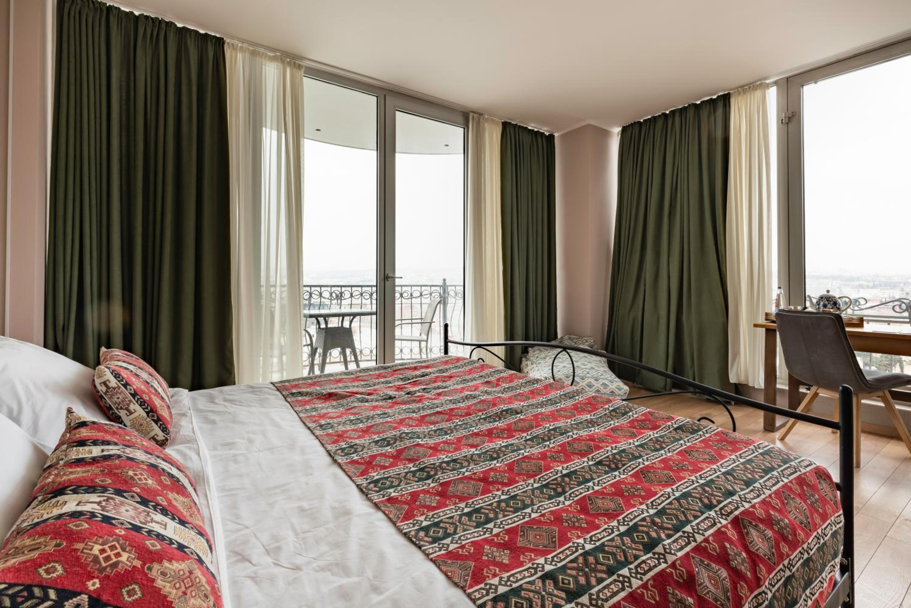 Suite with Balcony - Photo 13