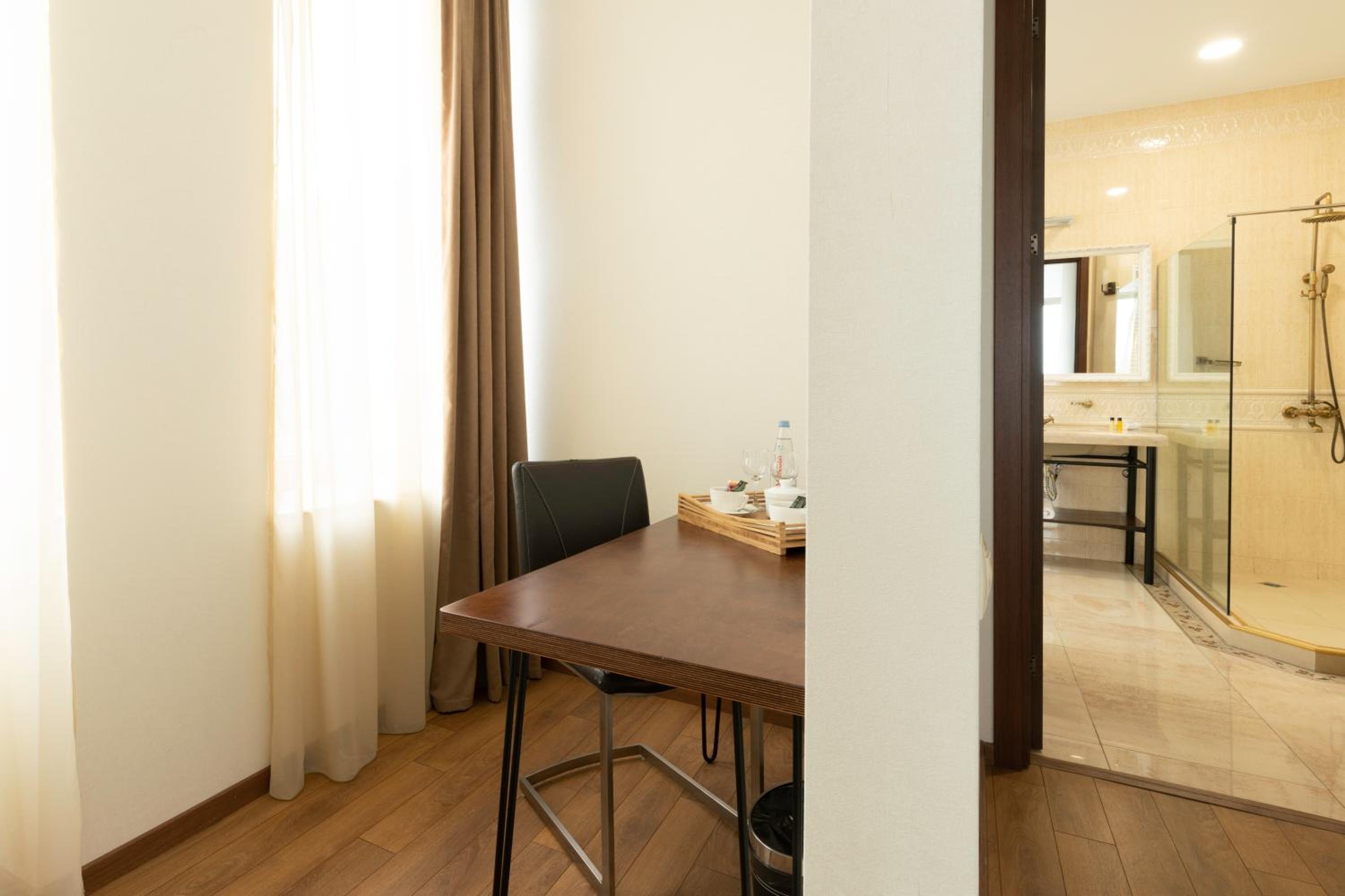 Suite with Hot Tub - Photo 9