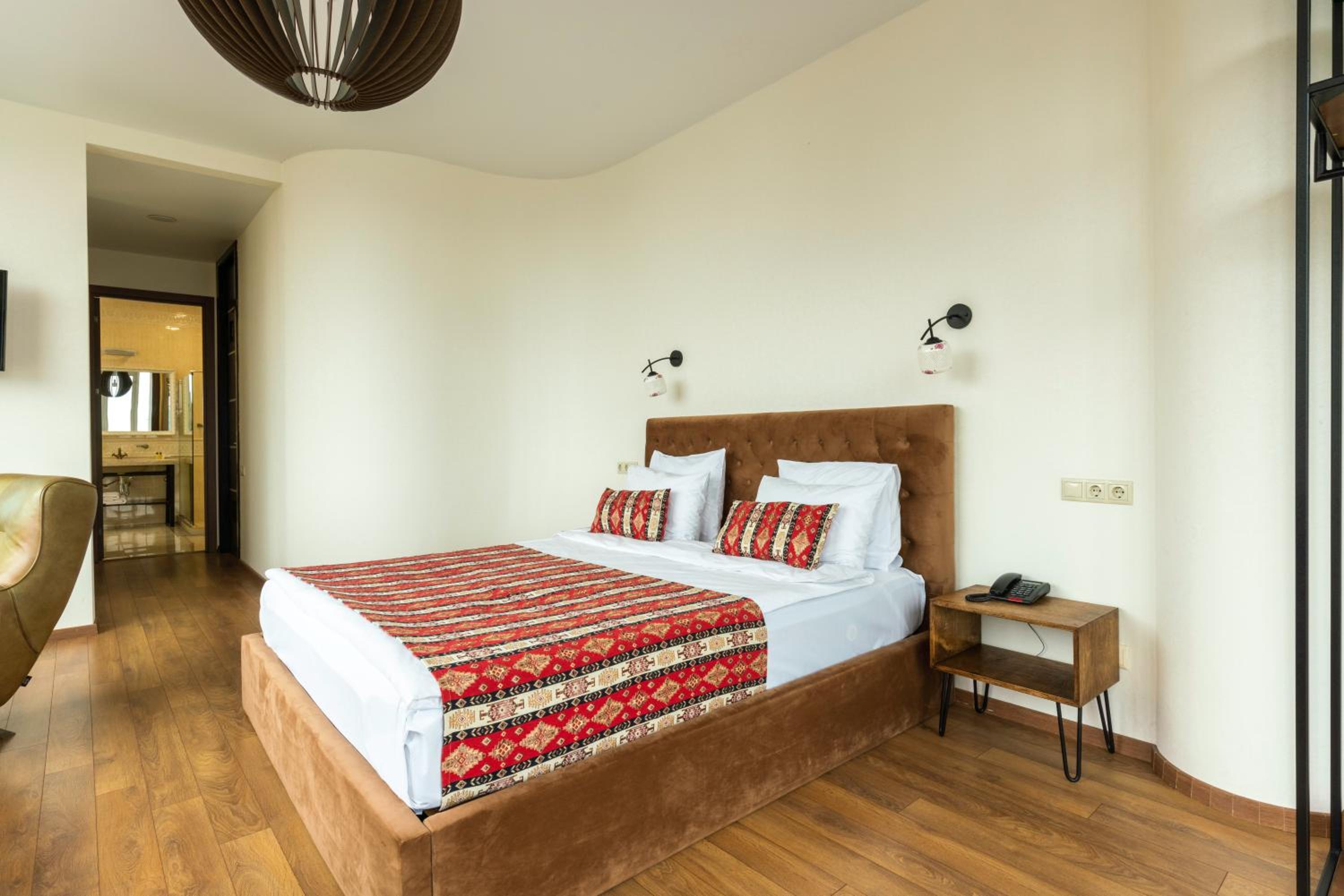 Suite with Hot Tub - Photo 8