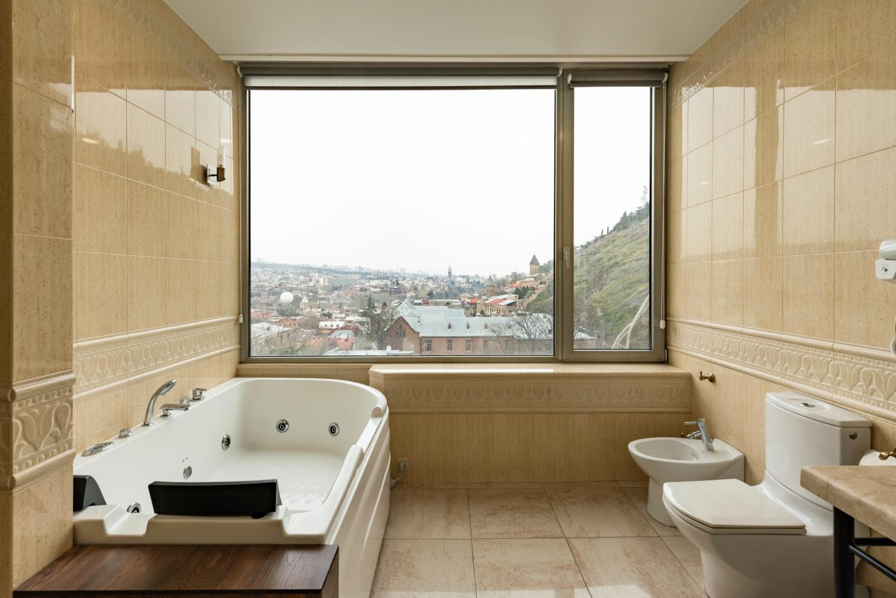 Suite with Hot Tub - Photo 2