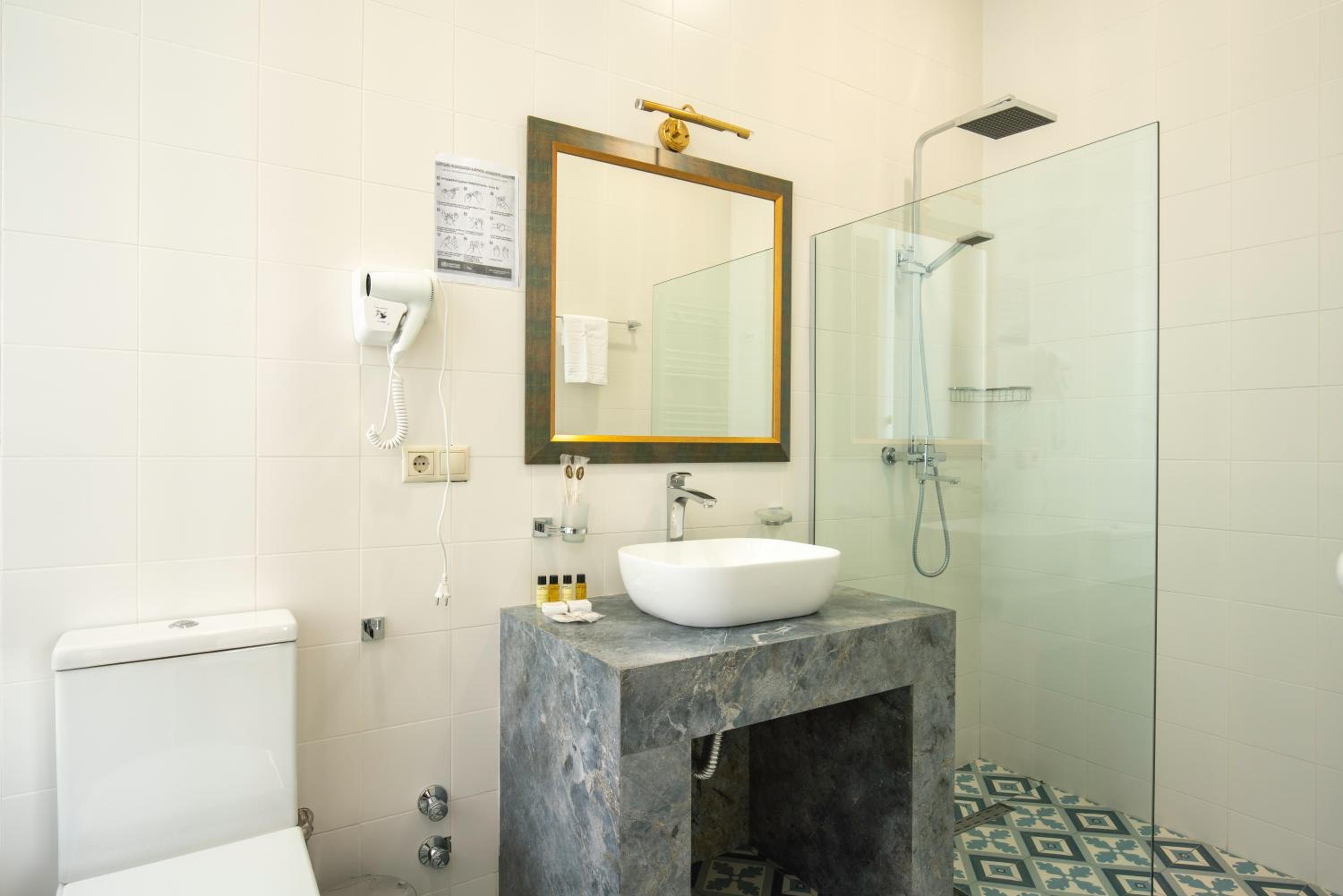 Double Room with City View - Photo 2