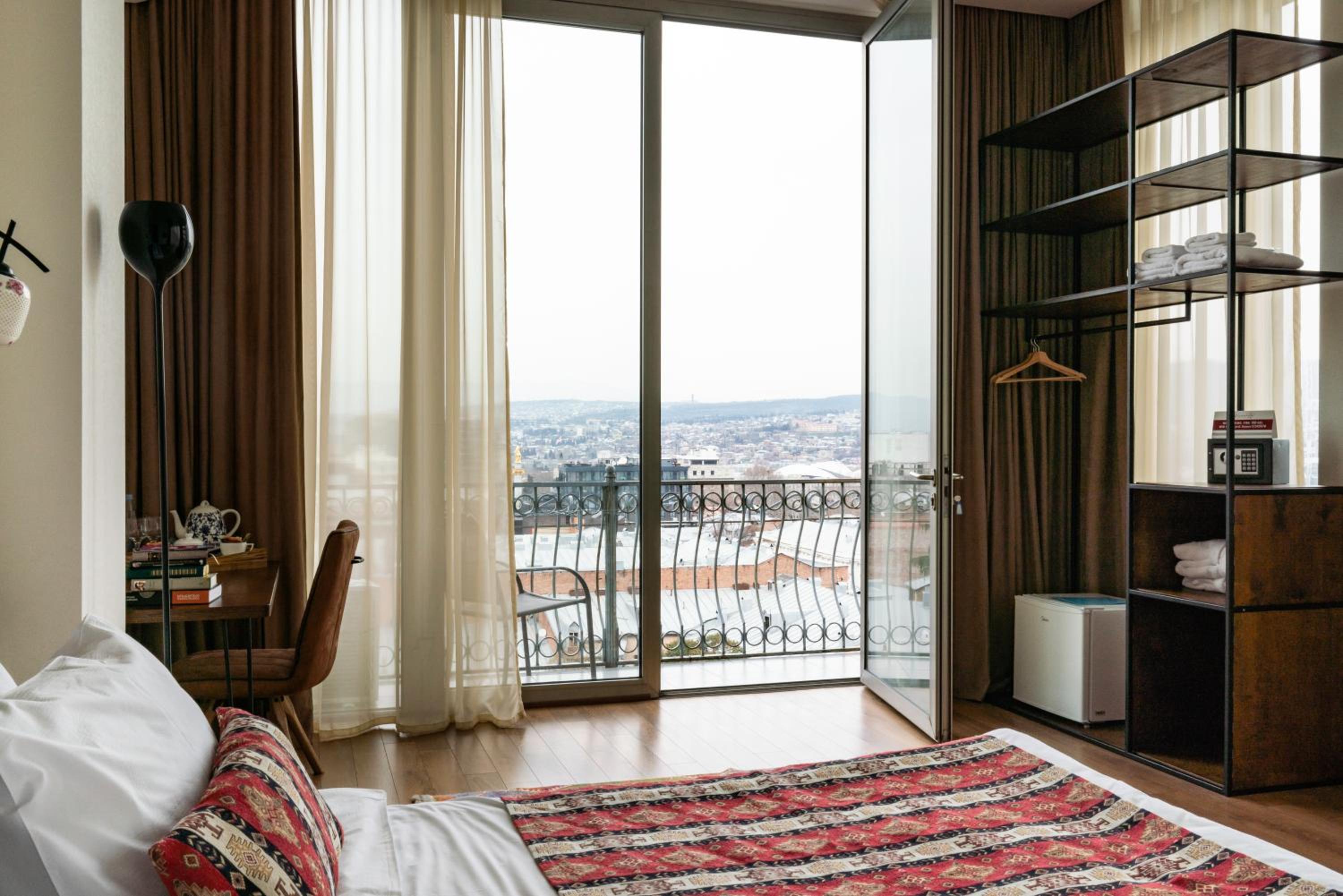 Suite with City View - Photo 3