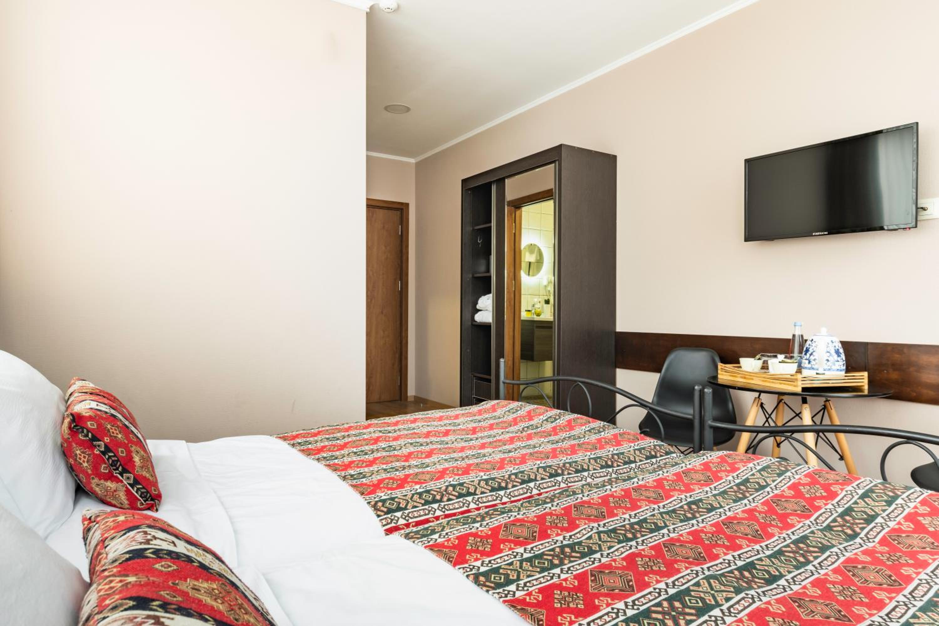 Double or Twin Room with City View - Photo 10