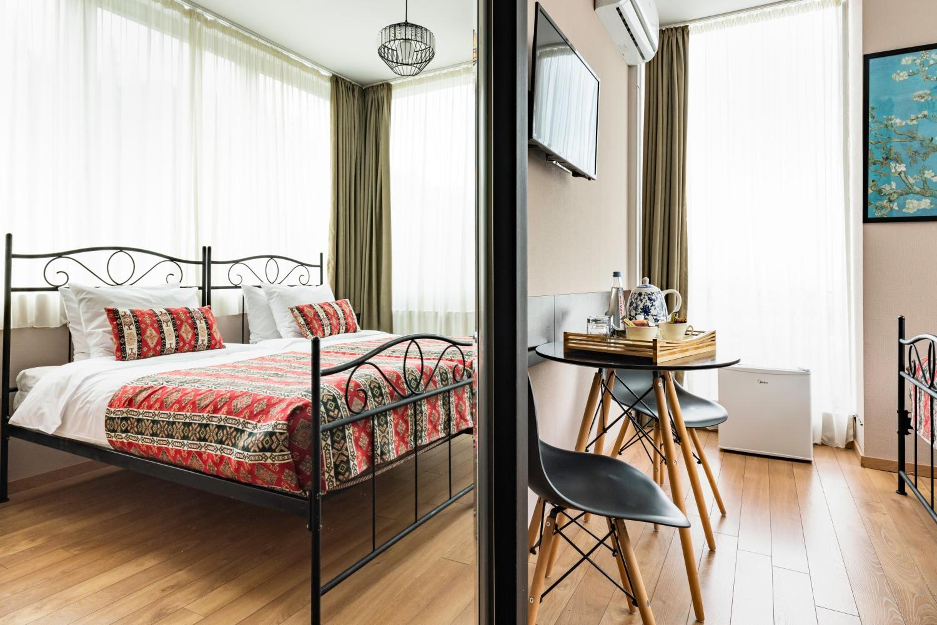 Double or Twin Room with City View - Photo 2